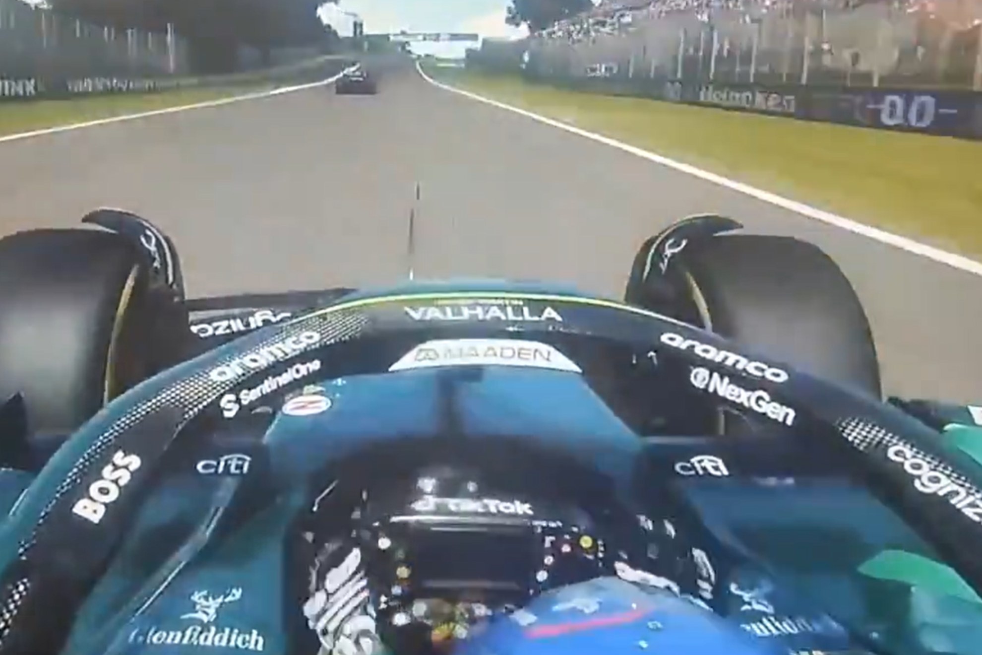 Alonso se golpea el casco en la recta de subida.