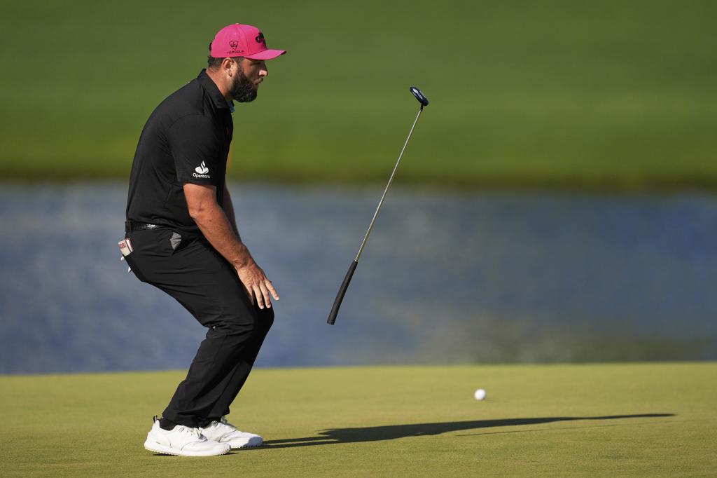 Jon Rahm lamenta el putt en el hoyo 16