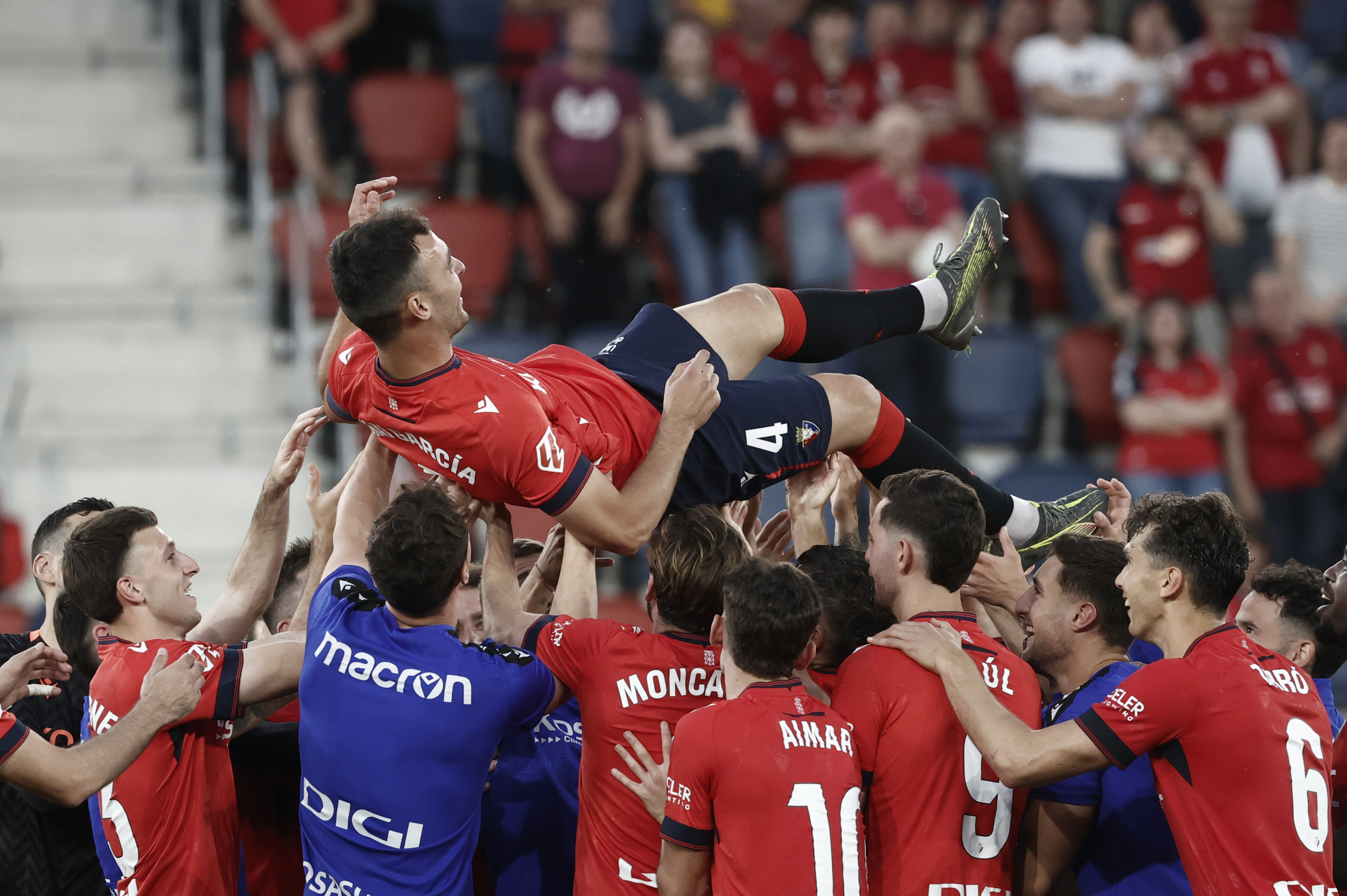 Unai García, ex capitán del CA Osasuna, siendo manteado en su despedida