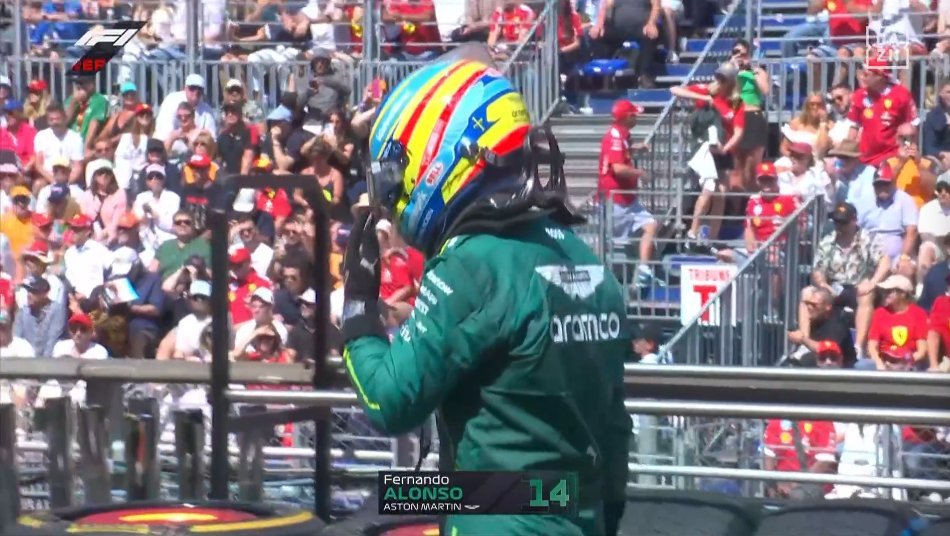 Alonso sale del coche.