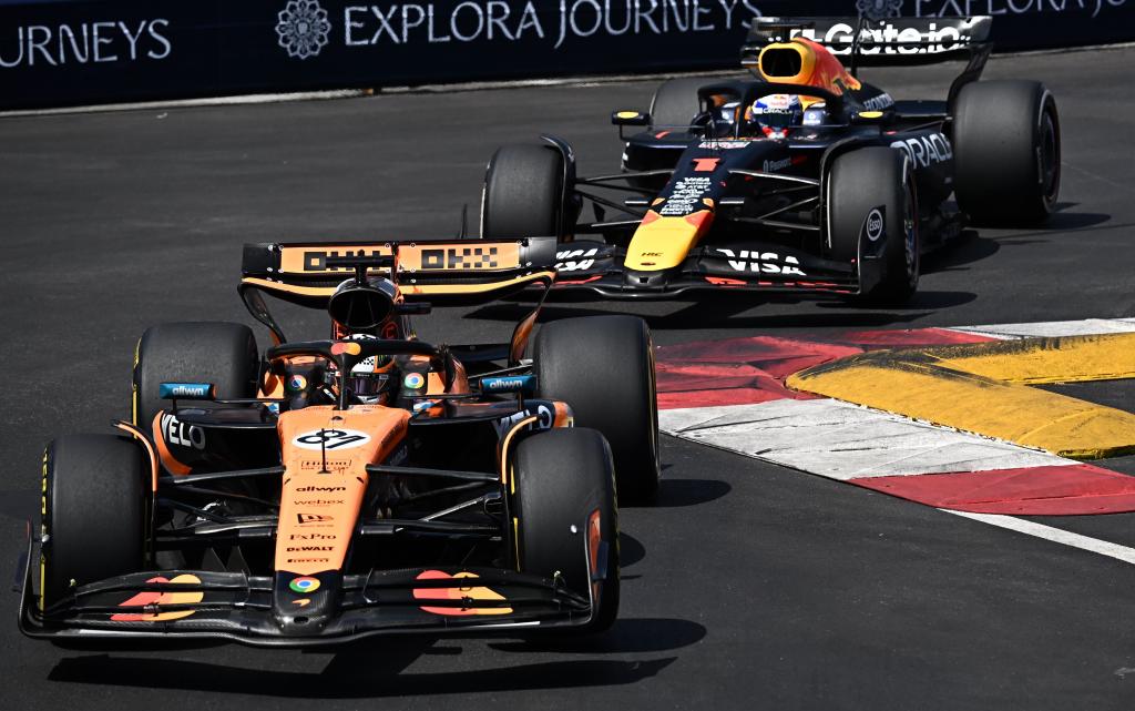 Verstappen, tras Piastri.