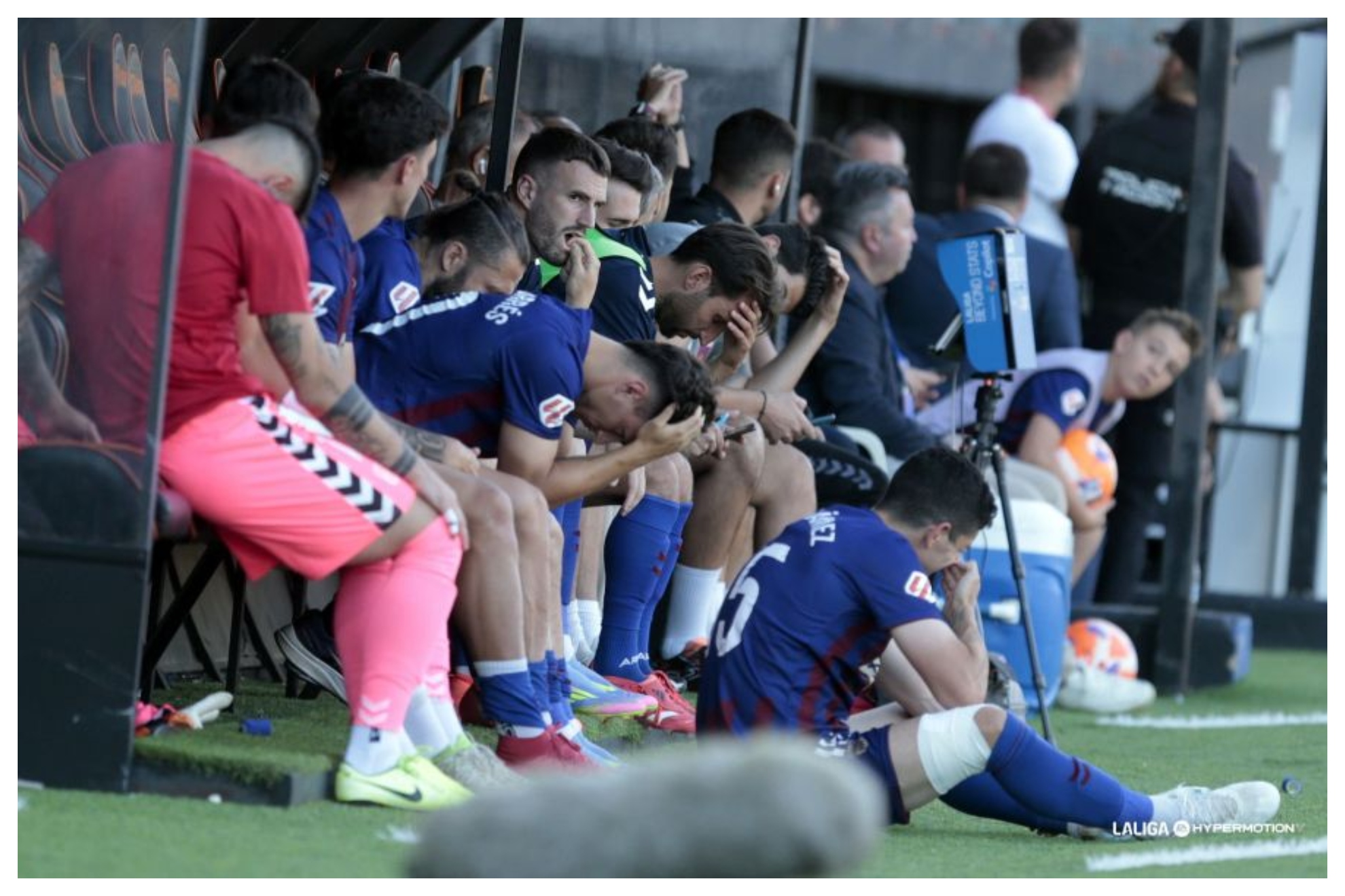 Los jugadores del Eldense, desolados en el banquillo del Pepico Amat