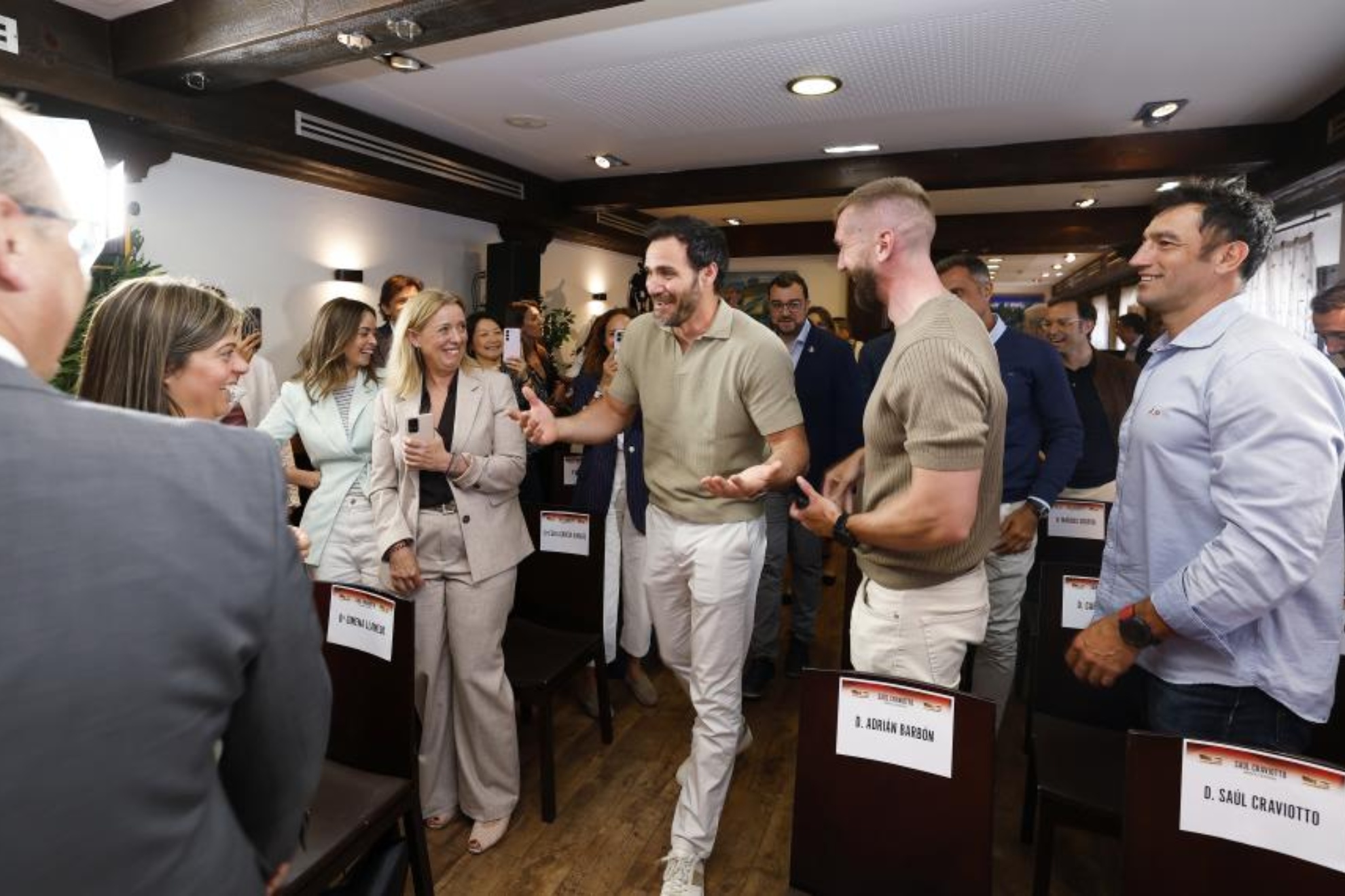 Saúl Craviotto saluda a los asistentes al acto