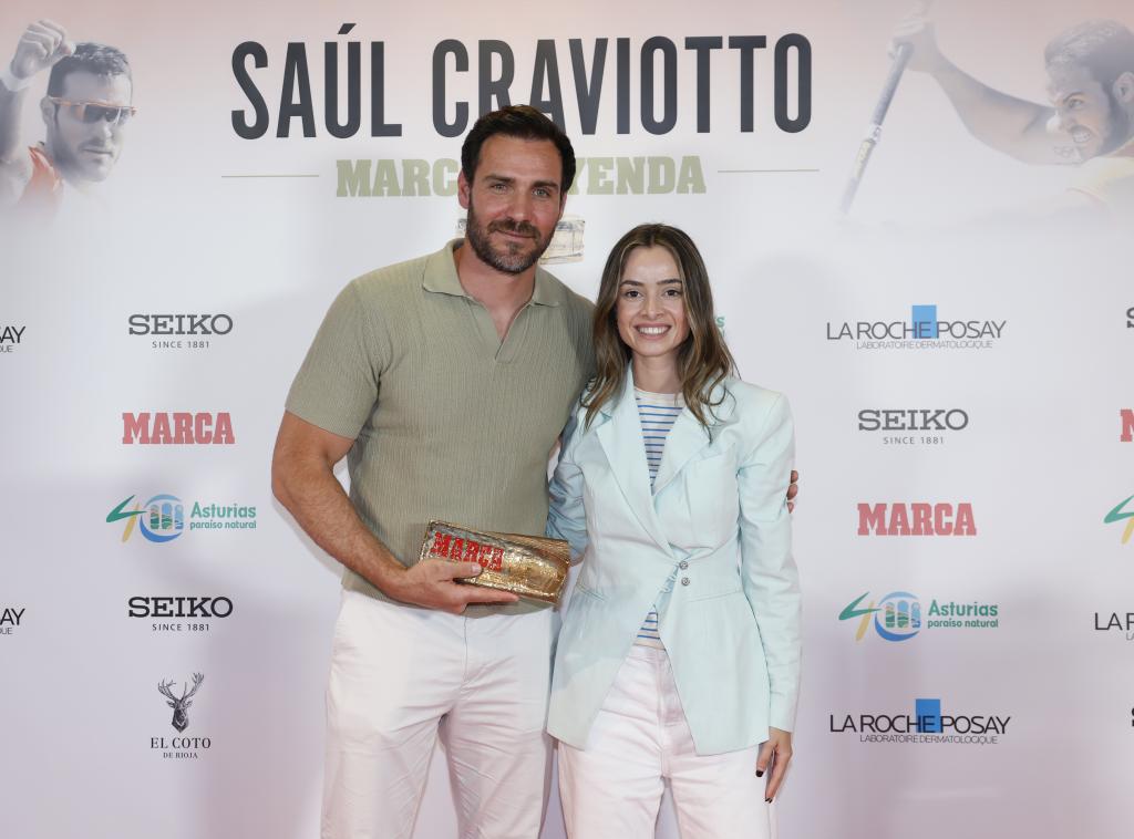 Craviotto, junto a Marina Riveras, Directora de Comunicación de La Roche-Posay.