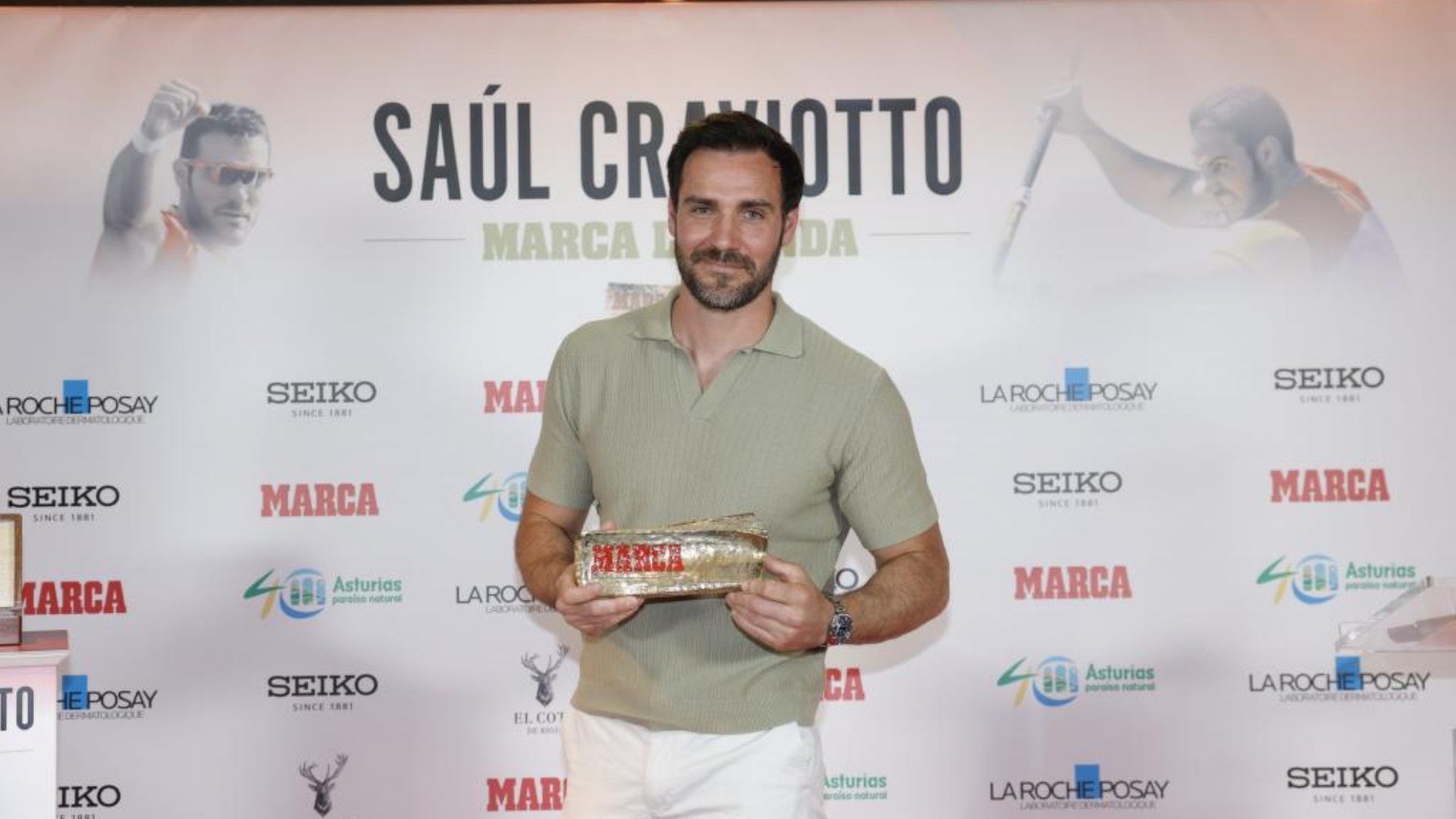 Saúl Craviotto recibe en Prendes el galardón más importante otorgado por este diario.