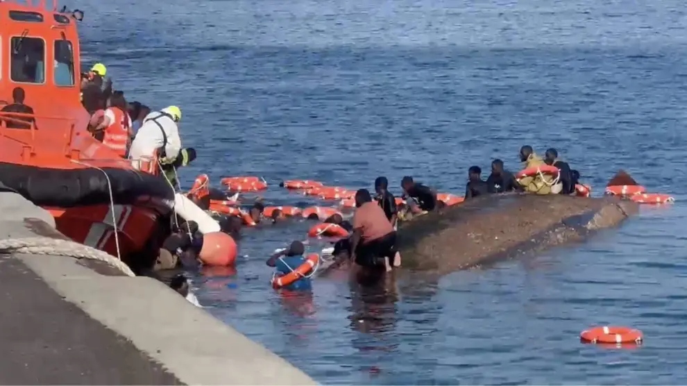 Vuelca un cayuco en El Hierro
