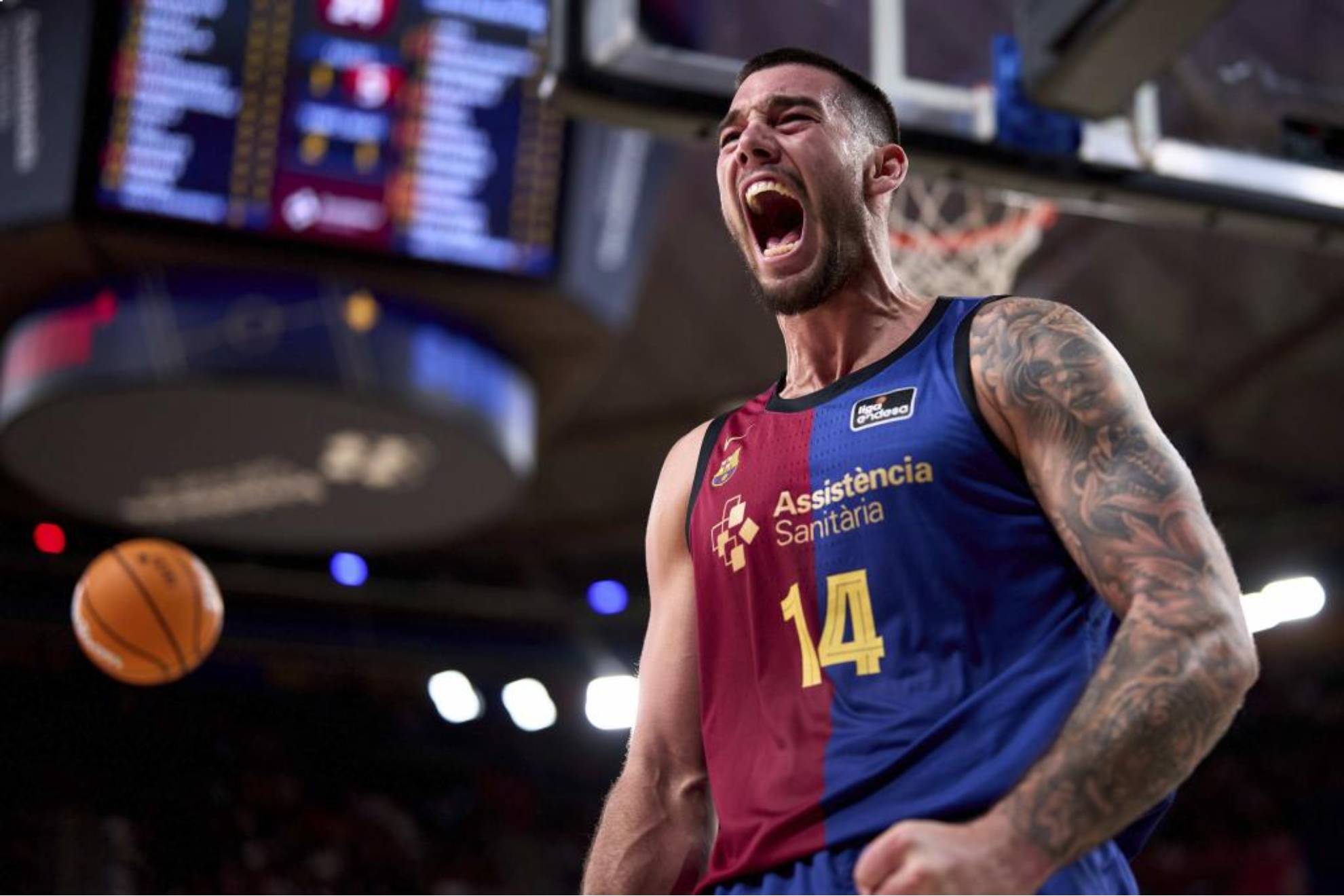 Willy Hernangómez celebra una canasta del Barcelona.