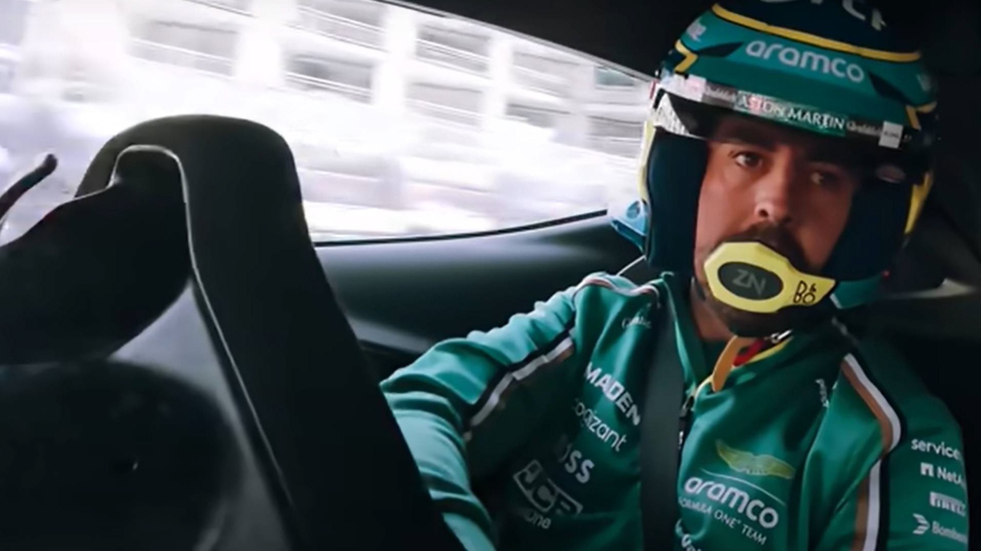 Alonso, a más de 200 km/h con un Aston Martin de calle por Mónaco