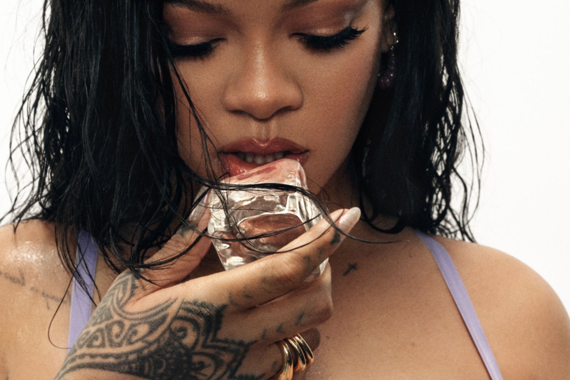 La explosiva sesión de fotos de Rihanna para promocionar su nueva colección  de lencería, image size:1980x1320