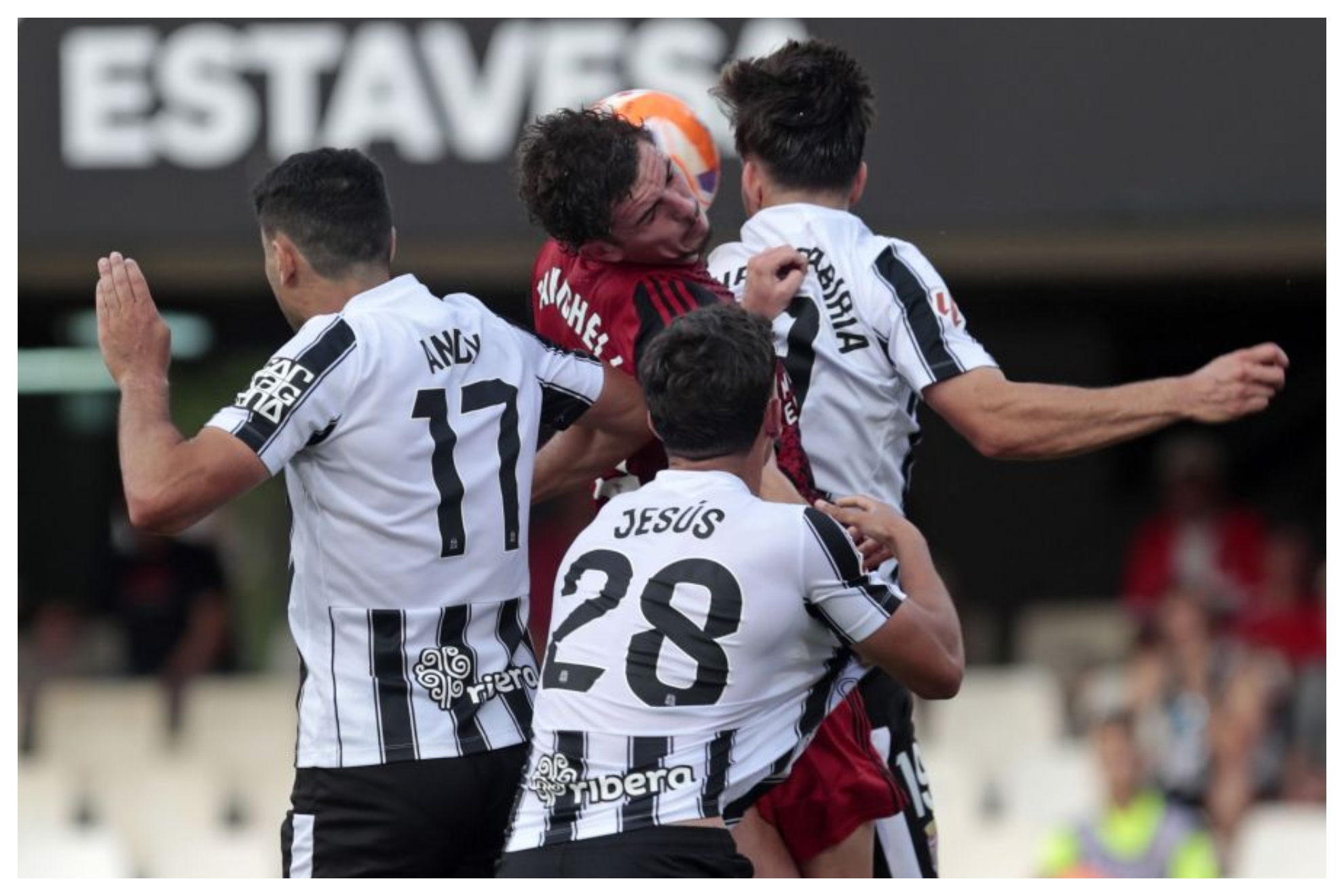 Panichelli cabecea el balón entre tres rivales... fue la 'asistencia' para el 2-1 de Joel Roca