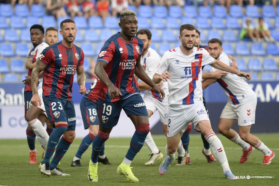 Soko y Raúl Parra esperan un balón colgado al área alicantina