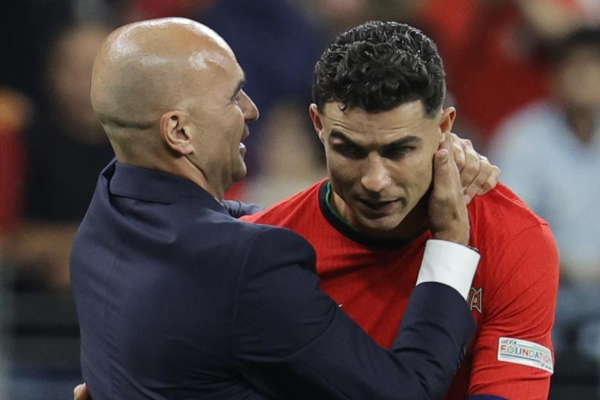 Cristiano Ronaldo se abraza a Roberto Martínez.