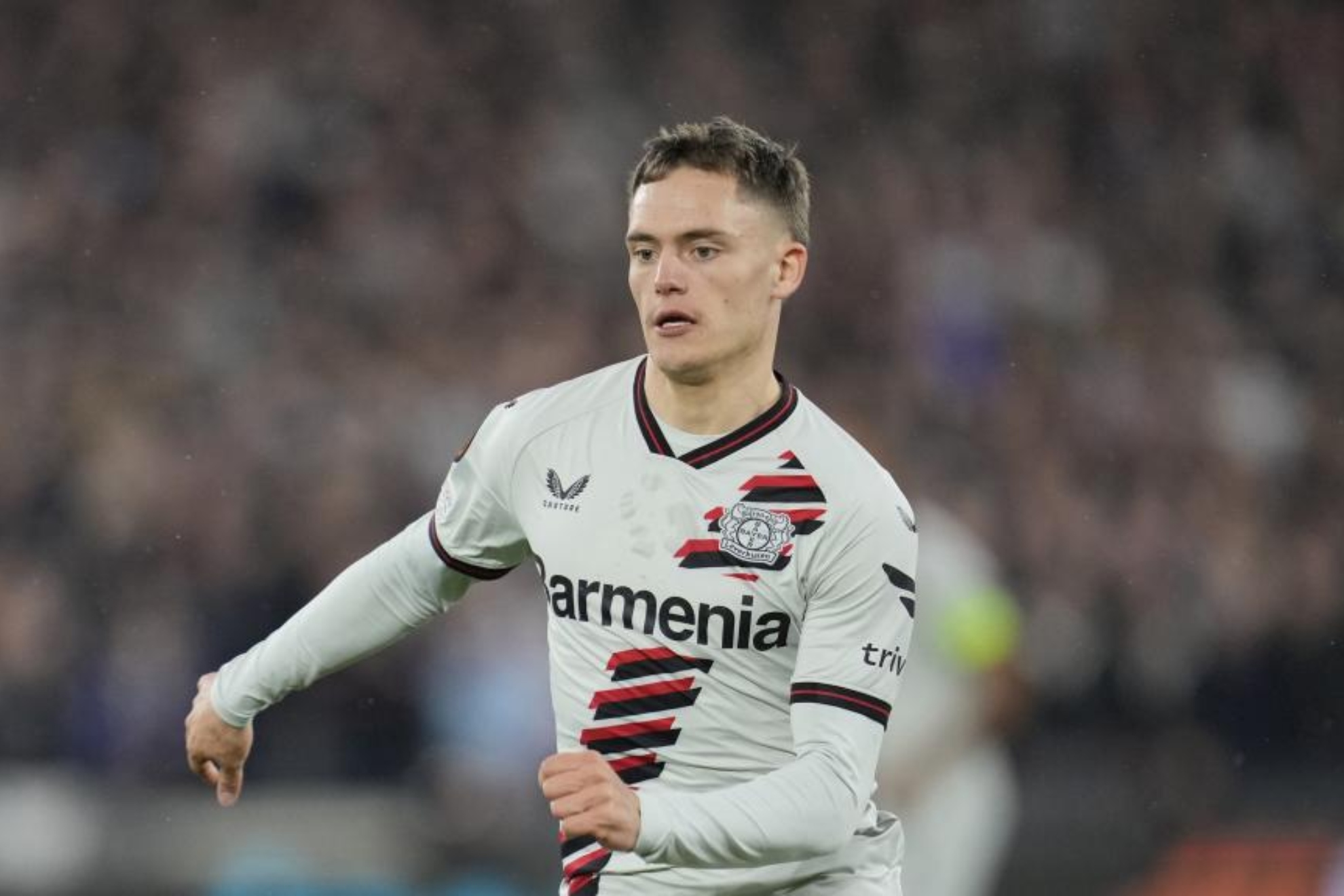 Florian Wirtz en un partido con el Bayer Leverkusen.