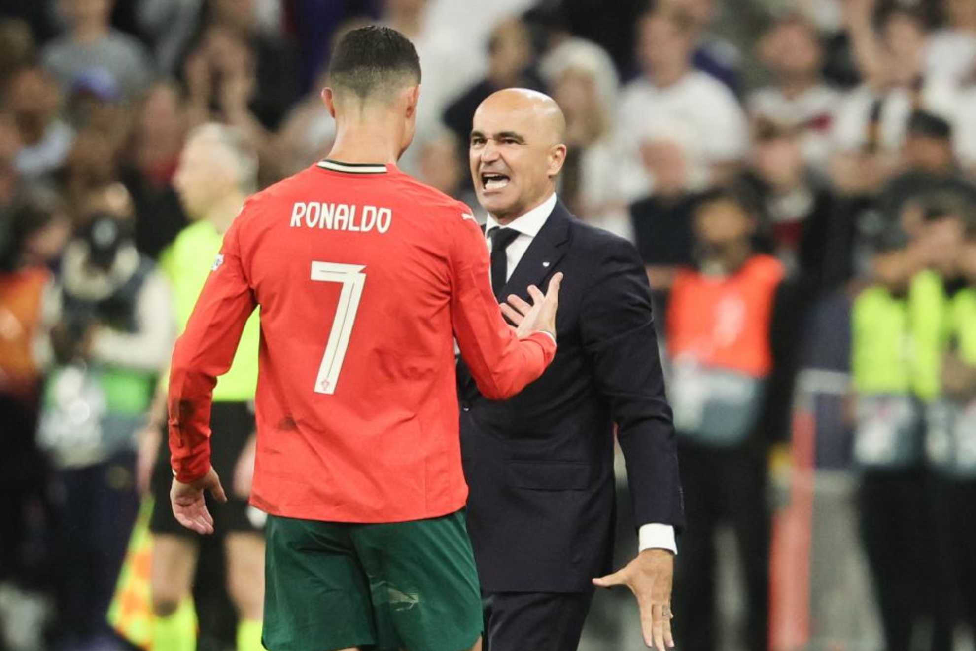 Roberto Martínez se saluda con Cristiano Ronaldo tras el partido contra Alemania.