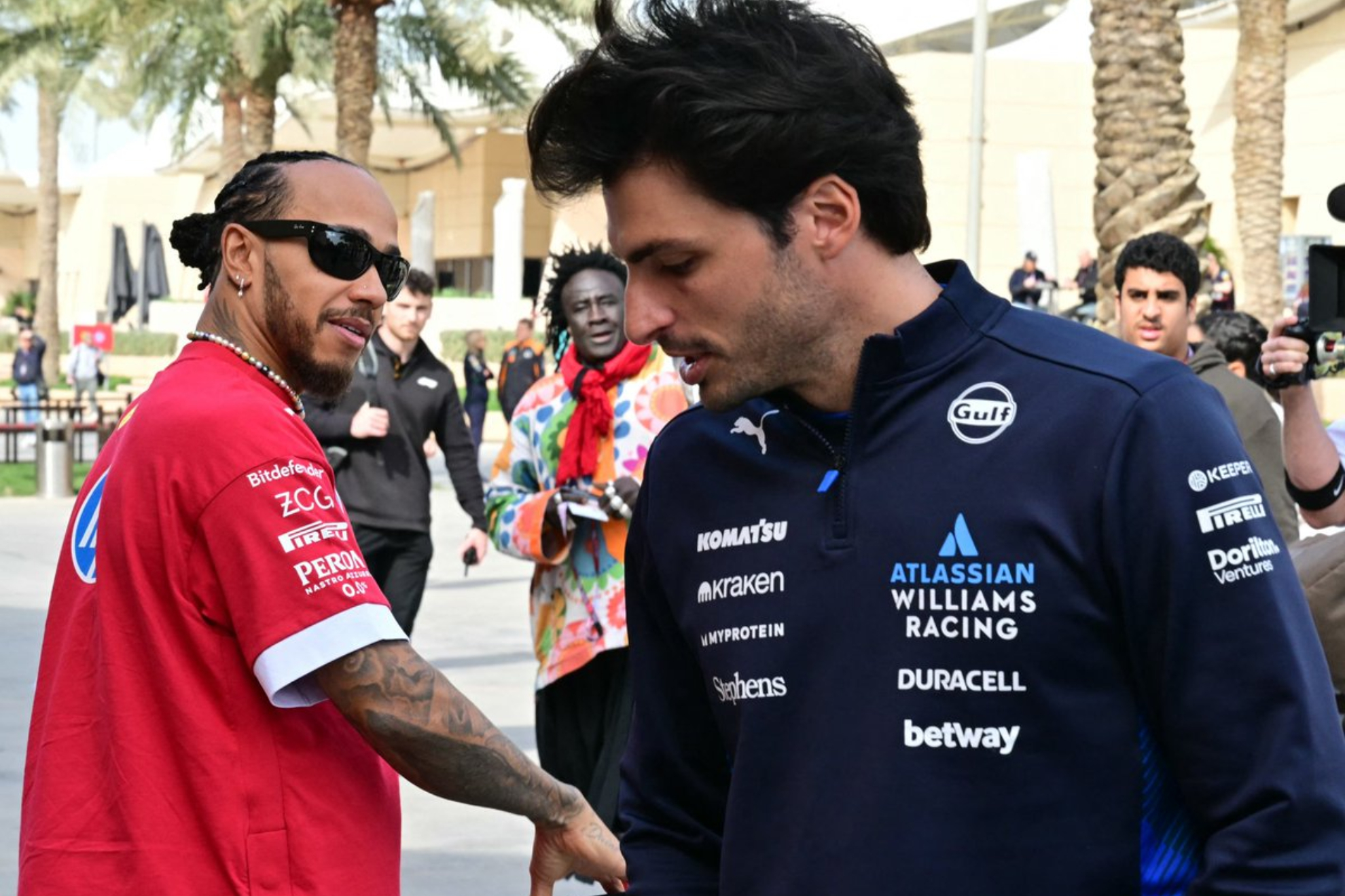 Sainz y Hamilton, en el paddock de Bahréin.