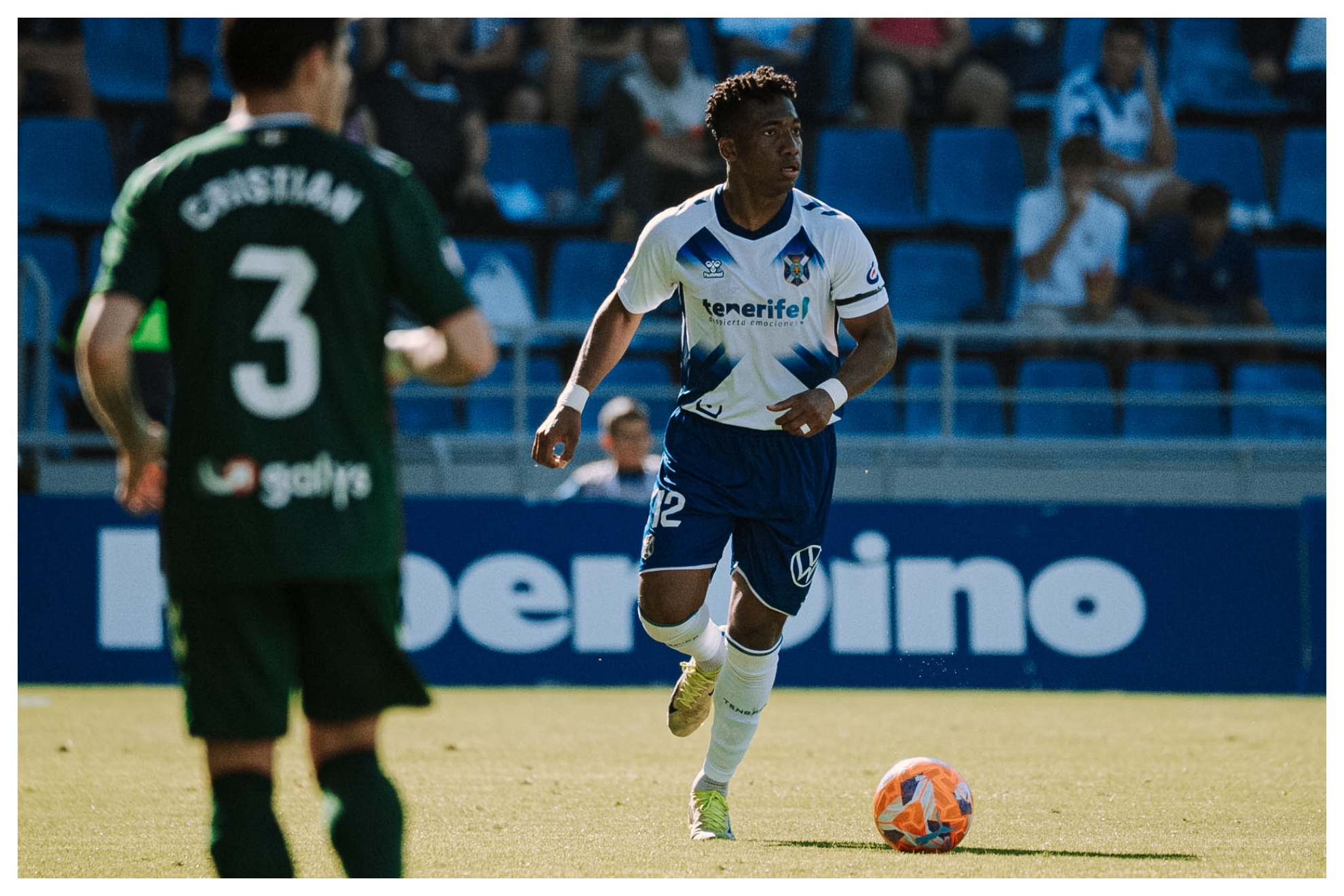 Landázuri conduce el balón durante el partido ante el Eibar, último en el Heliodoro