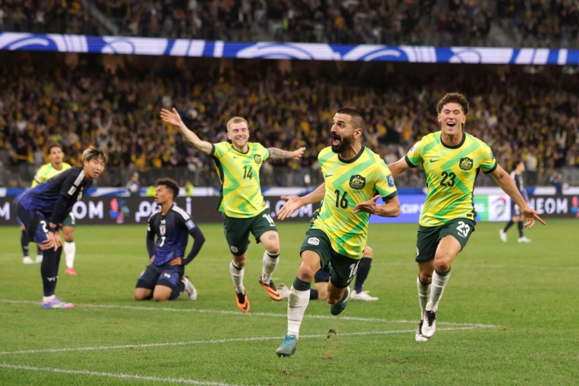Los jugadores de Australia celebran el gol de Aziz Behich.