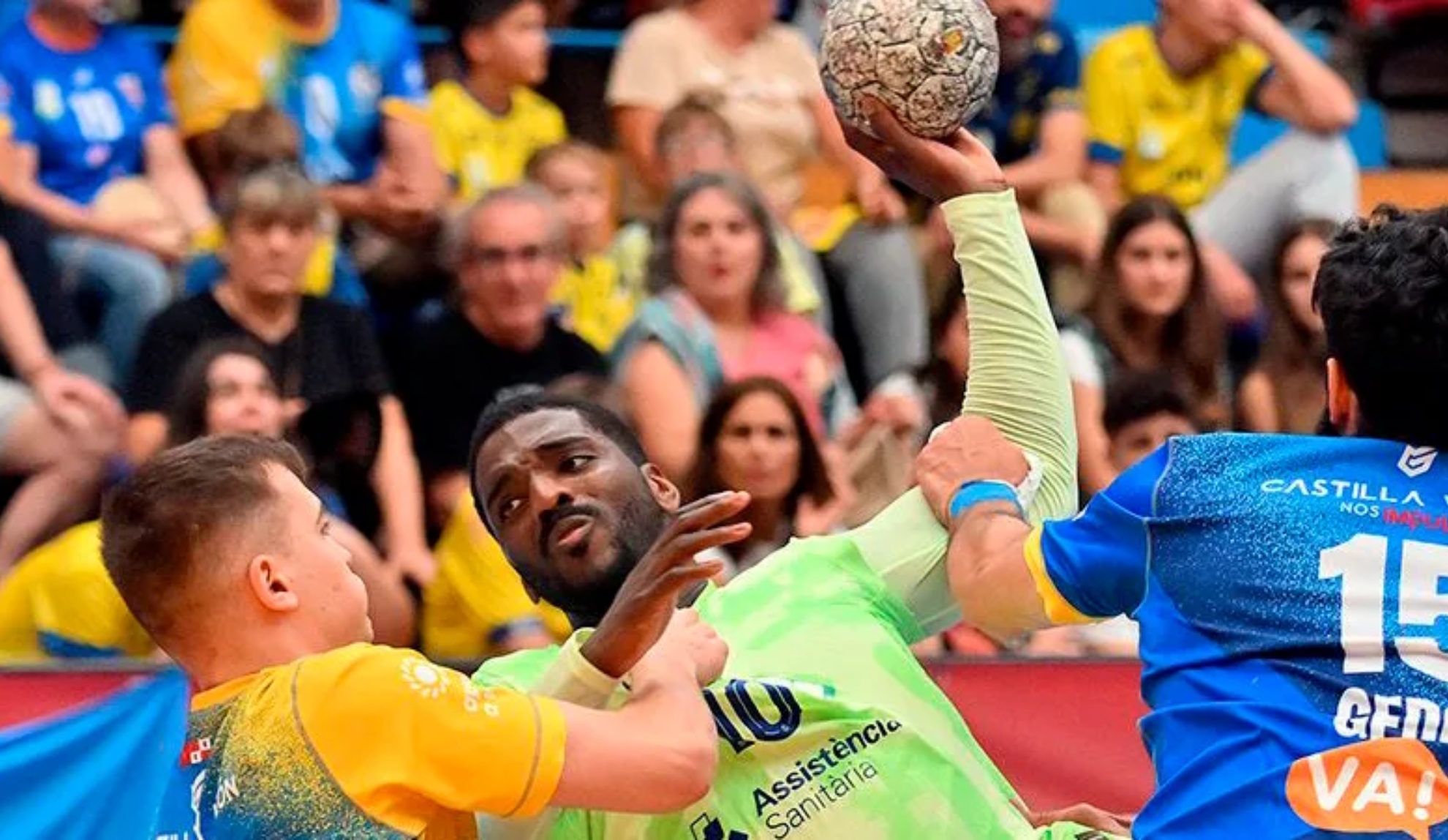 El lateral francés del Barça Dika Mem lanza ante el Atl. Valladolid en la Copa del Rey.