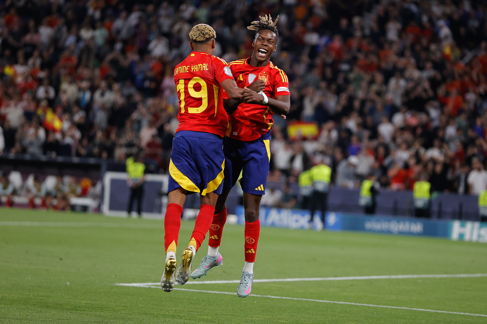 Lamine Yamal y Nico Williams celebran un gol a Francia