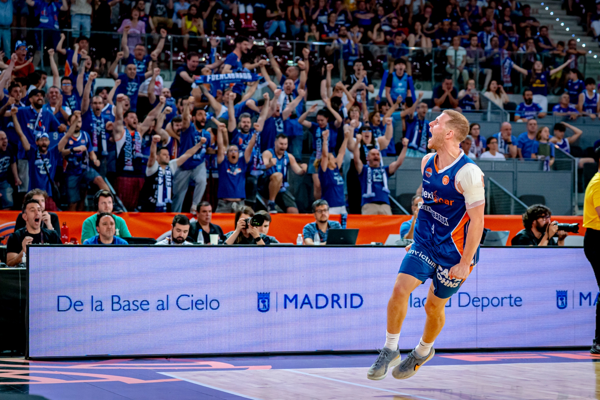 Jorgensen celebrando con la afición.