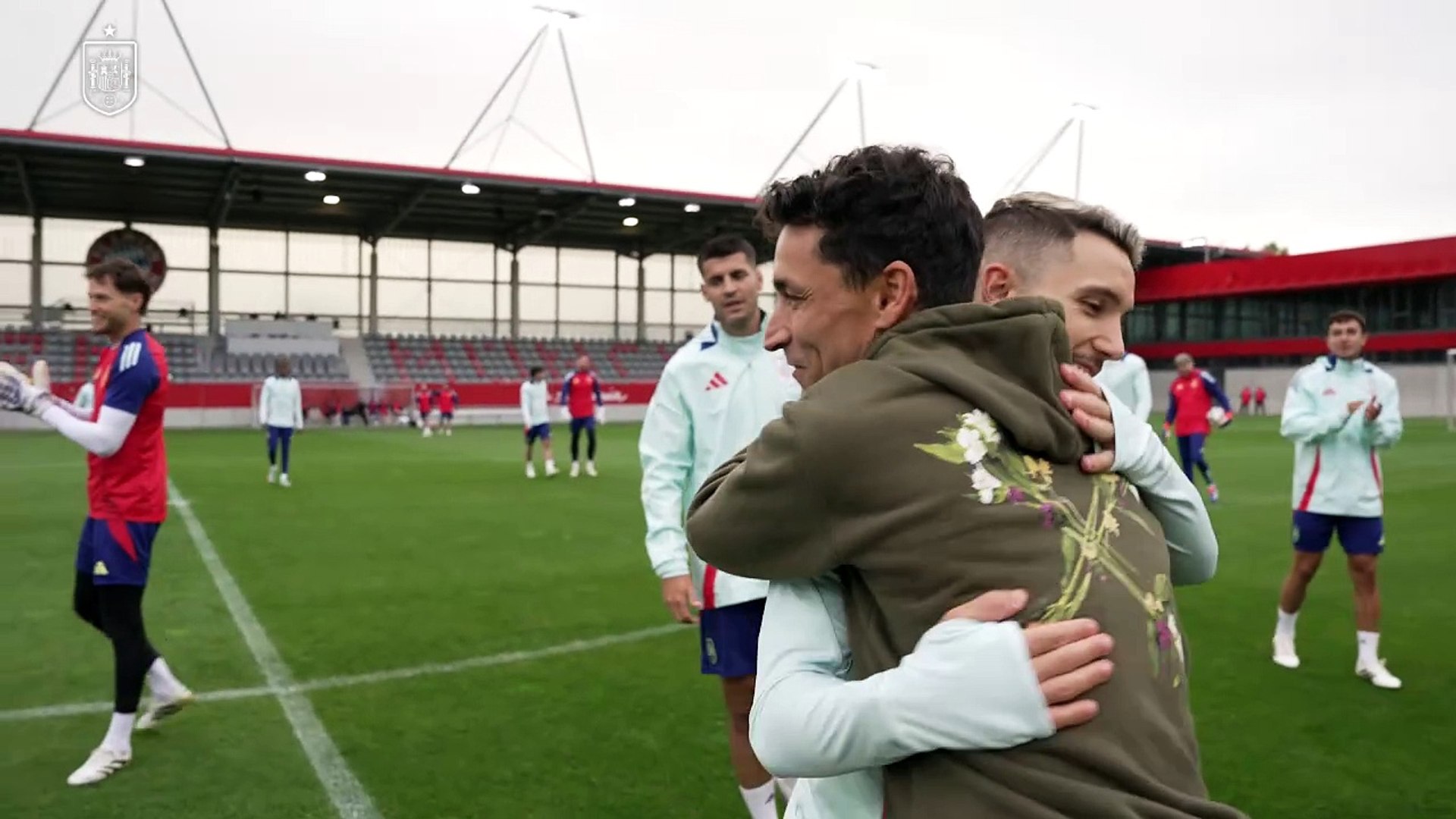 Jesús Navas visitó a sus compañeros en el entrenamiento previo a la final