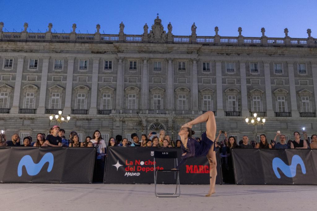 Polina Berezina durante la exhibición en la Plaza de Oriente. Apo Caballero