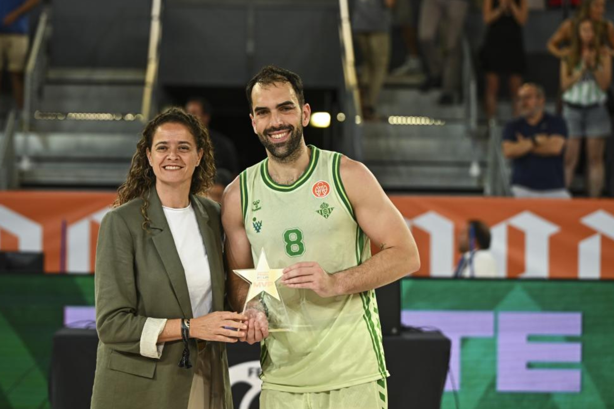 Vítor Benite recibe el premio al MVP de la final por el ascenso a la Liga Endesa.