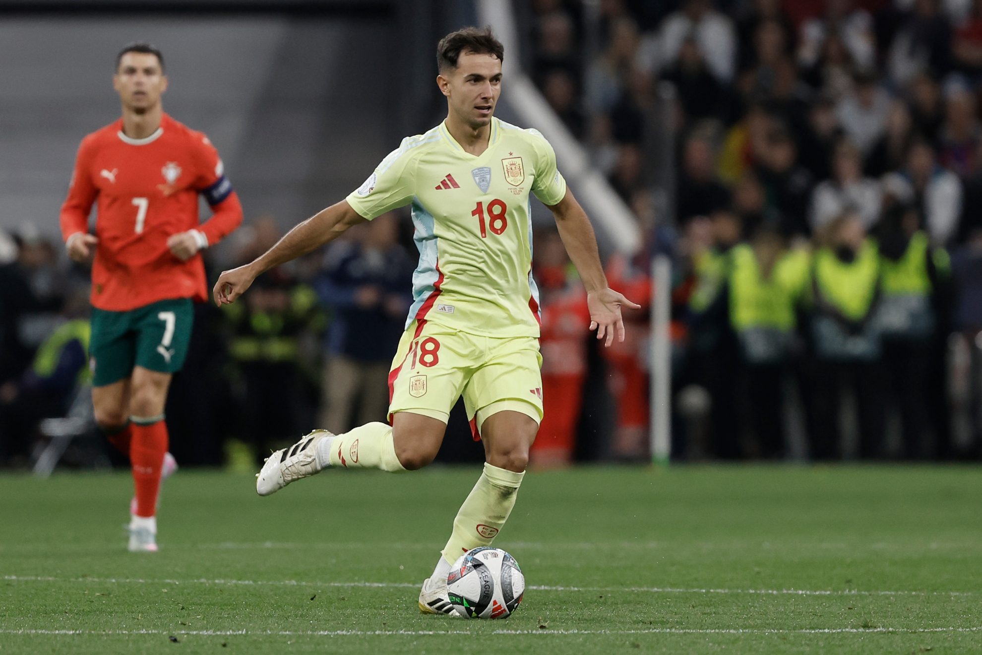 Zubimendi conduce la pelota ante Portugal.