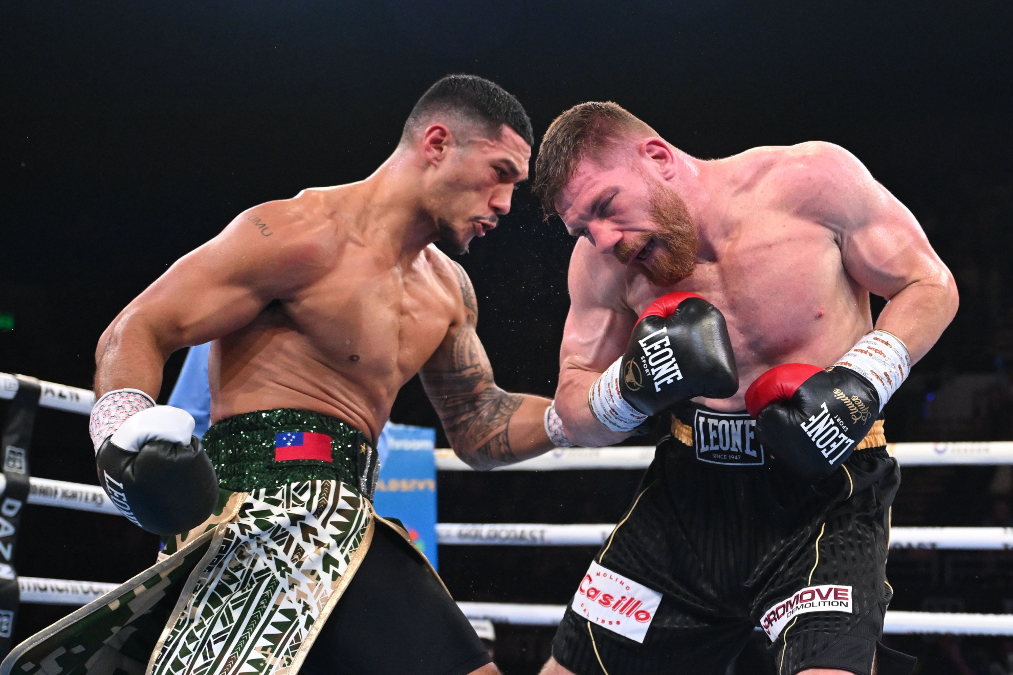 Jai Opetaia manda un gancho al cuerpo de Claudio Squeo.