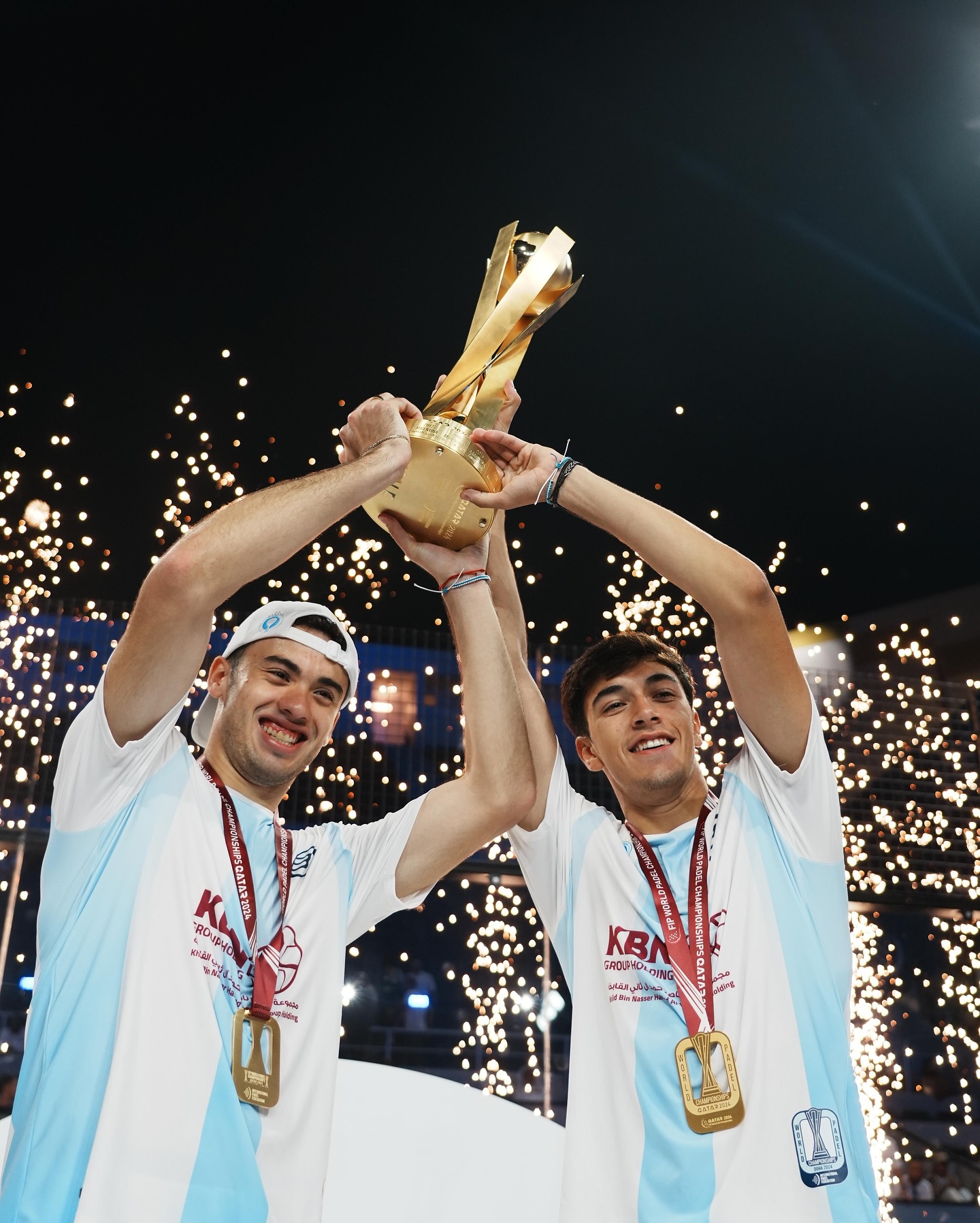 Augsburger levantando con Libaak el Mundial de 2024.