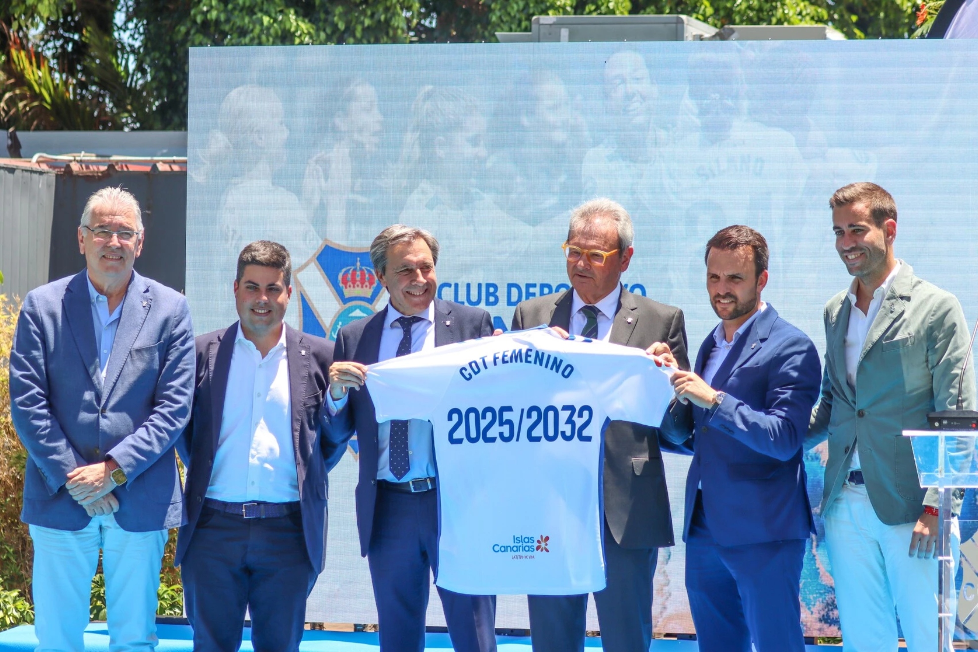 Felipe Miñambres y Sergio Batista, en el centro de la imagen, sujetan la nueva camiseta del CD Tenerife Femenino junto al resto de dirigentes del CD Tenerife y la UD Tenerife