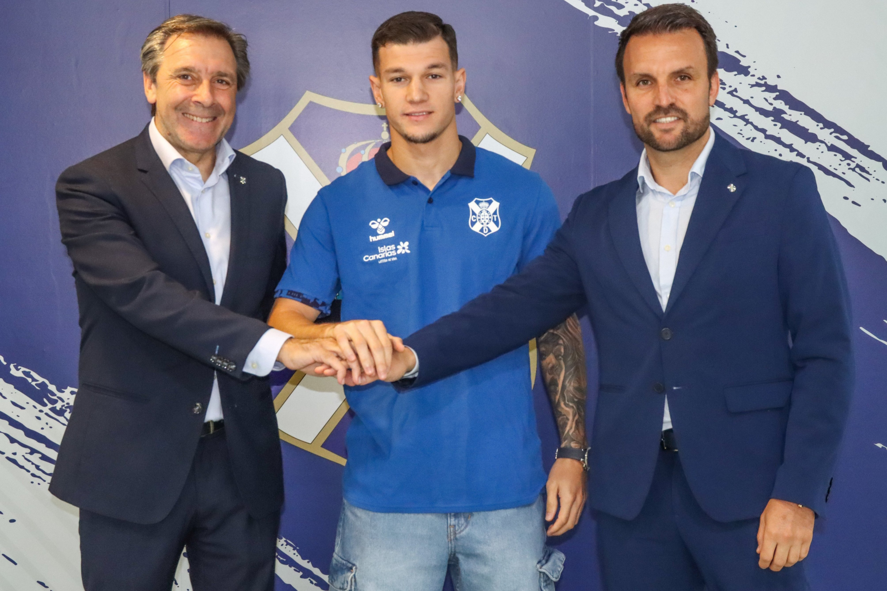 César Álvarez, en el centro de la imagen, junto a Felipe Miñambres y Ayoze García