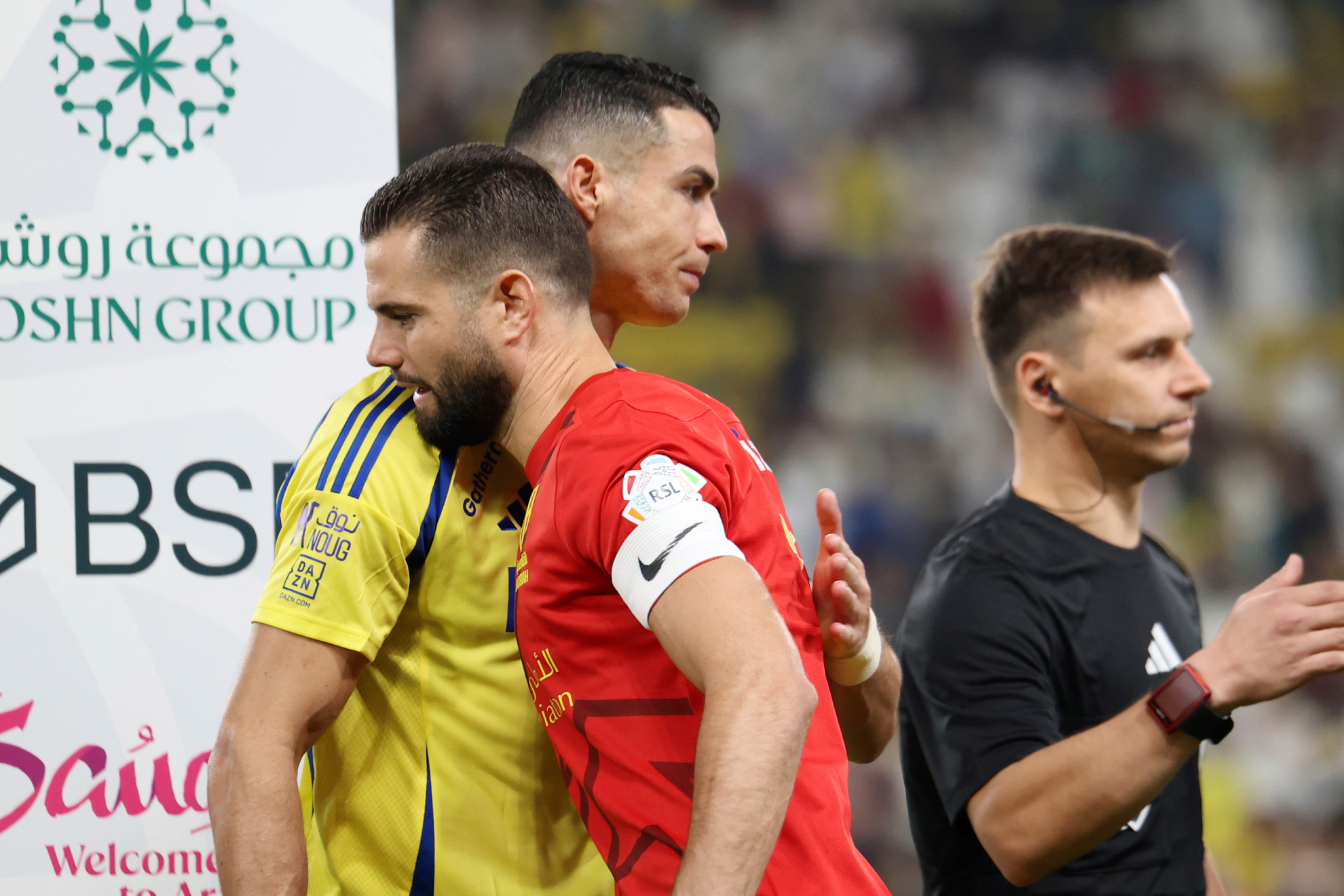 Nacho saluda a Cristiano Ronaldo