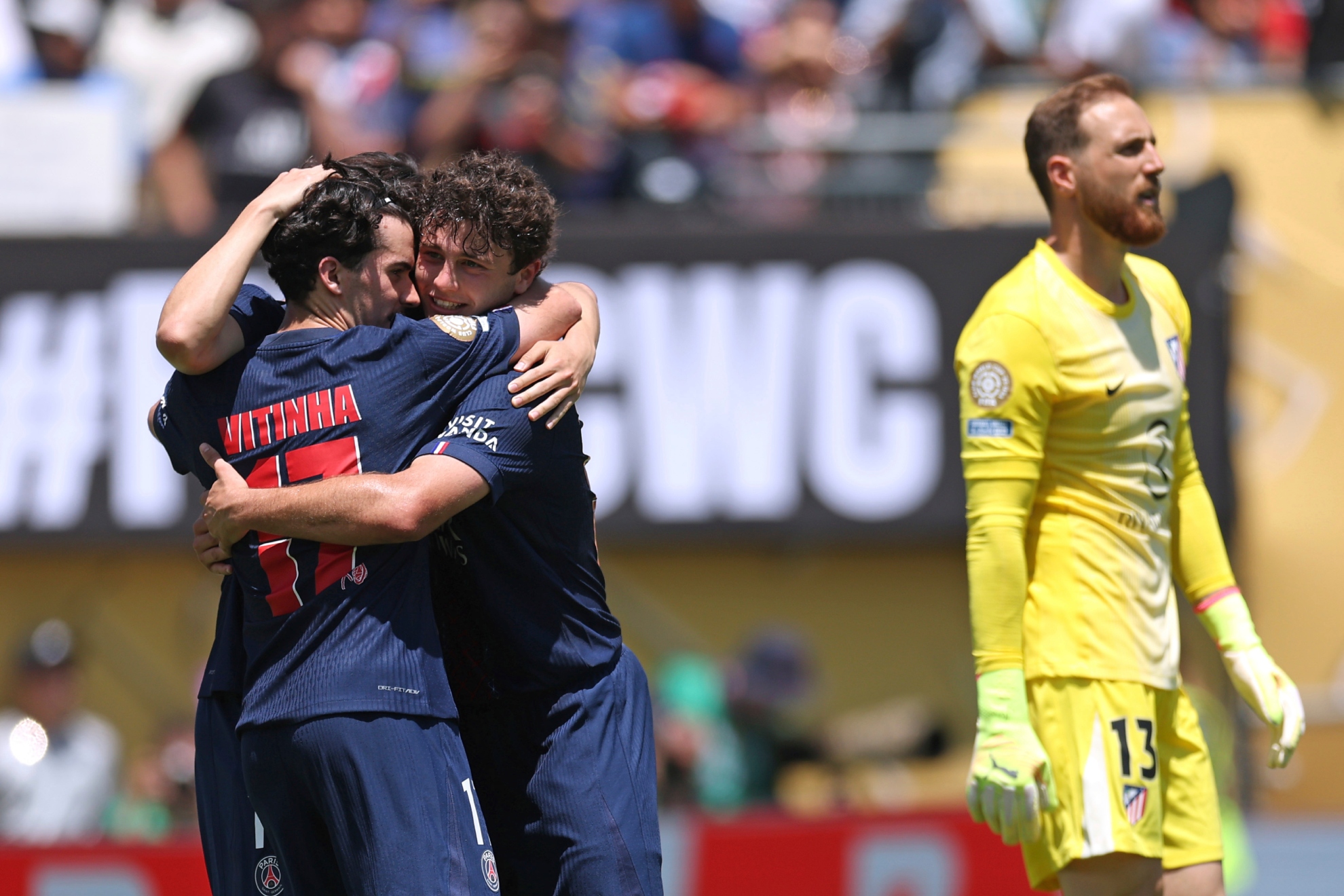Los jugadores del PSG celebran un gol con Oblak de fondo