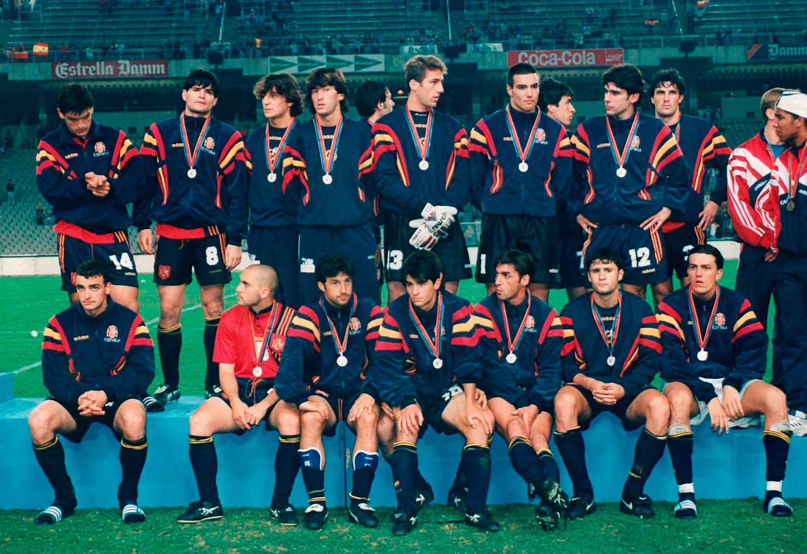 Los jugadores de España, en la entrega de medallas tras la final del Europeo sub 21 de 1996.
