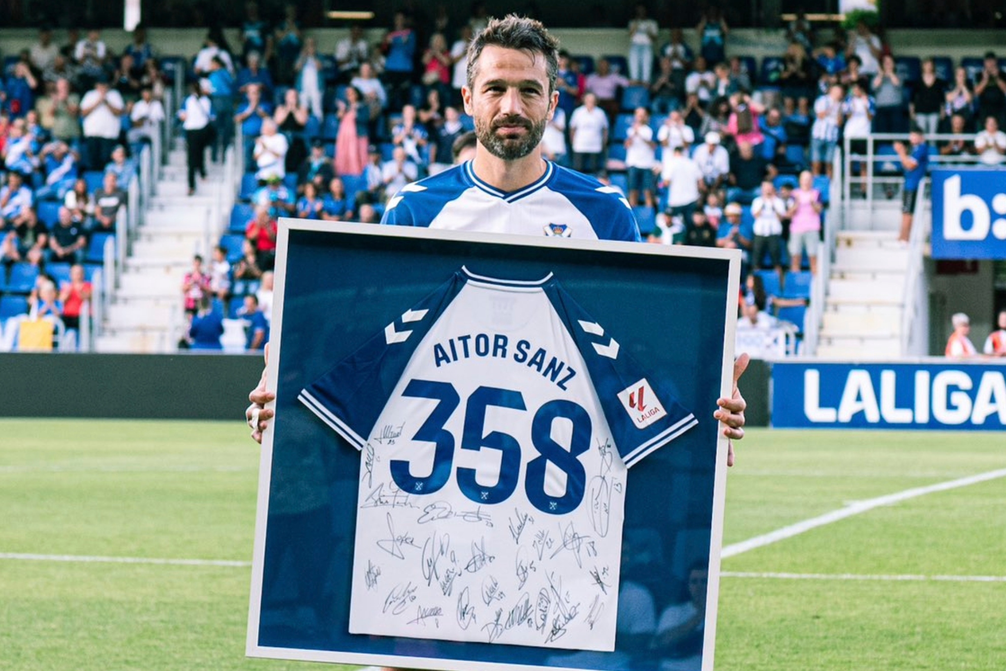 Aitor Sanz, en su homenaje por convertirse en el tercer jugador con más partidos en el Tenerife&nbsp;