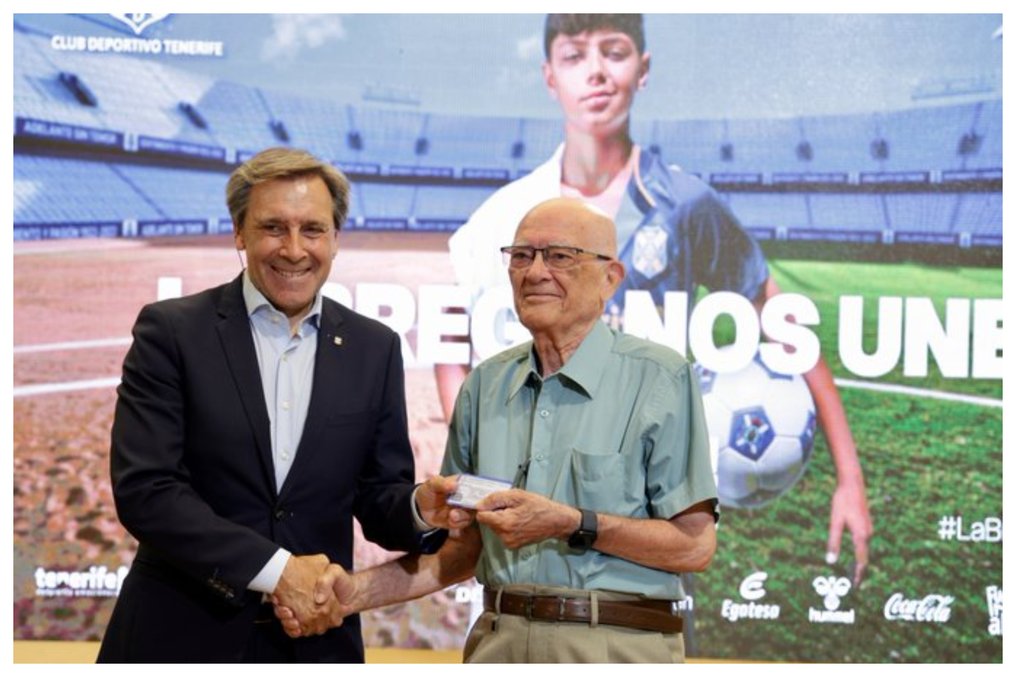 El presidente Felipe Miñambres entrega su abono al socio número 1, Roberto Martín Abreu