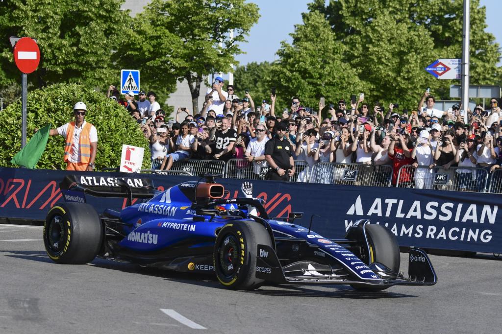 Carlos Sainz durante la exhibición ofrecida por la parte urbana del futuro circuito Madring F1. EFE/Víctor Lerena