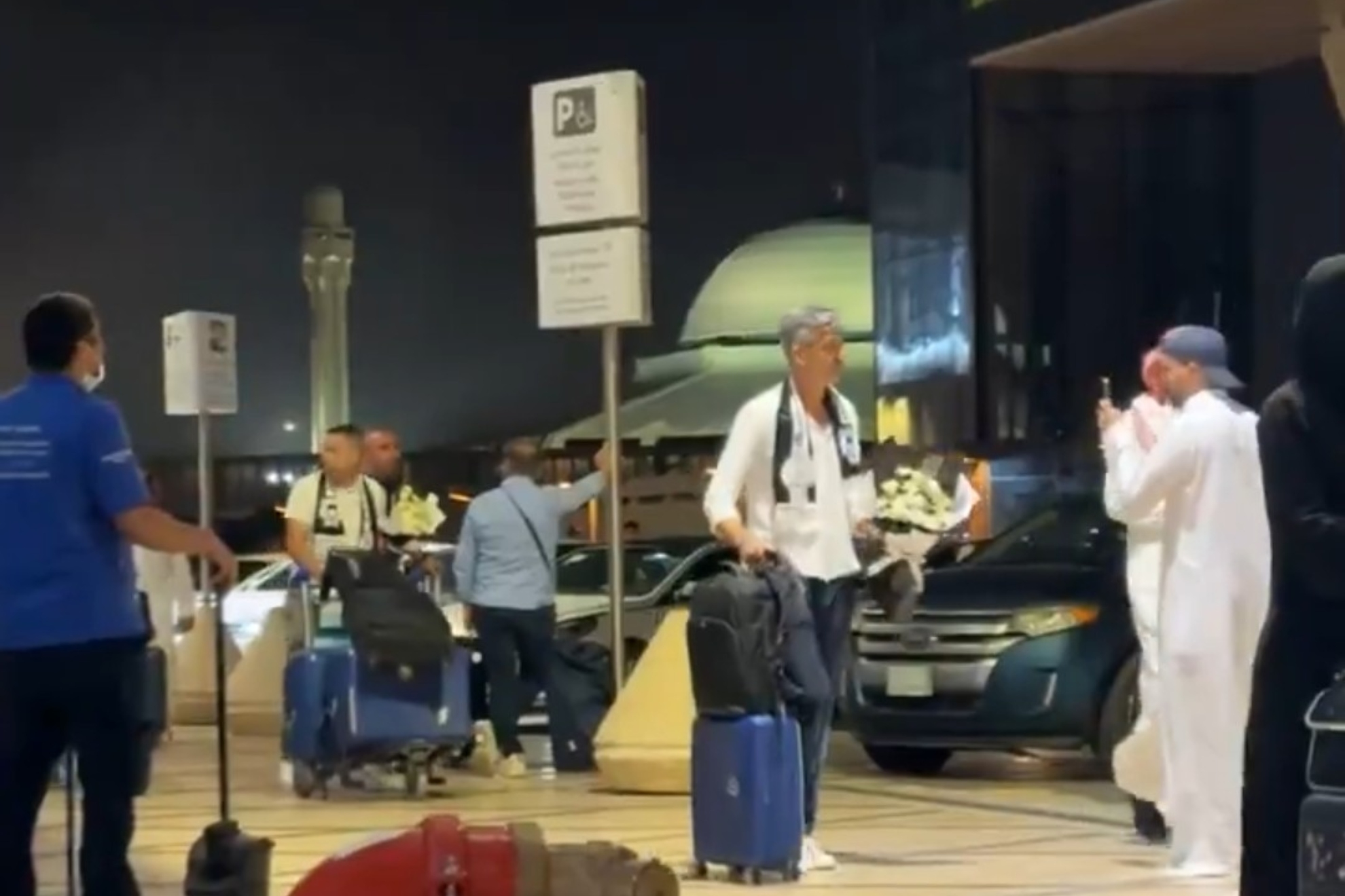 Imanol Alguacil sale del aeropuerto de Riad con varios obsequios.