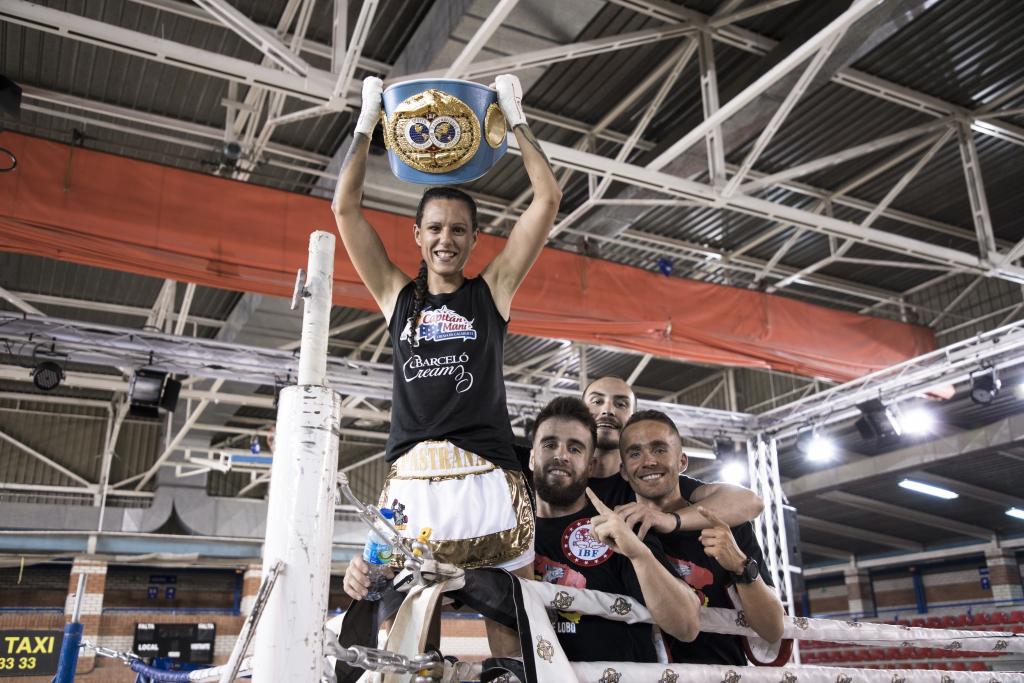 Joana Pastrana junto a su equipo cuando se proclamó campeona del mundo.