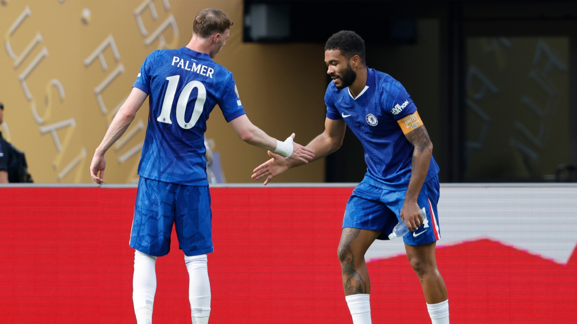 James celebra el 0-1 con Palmer.