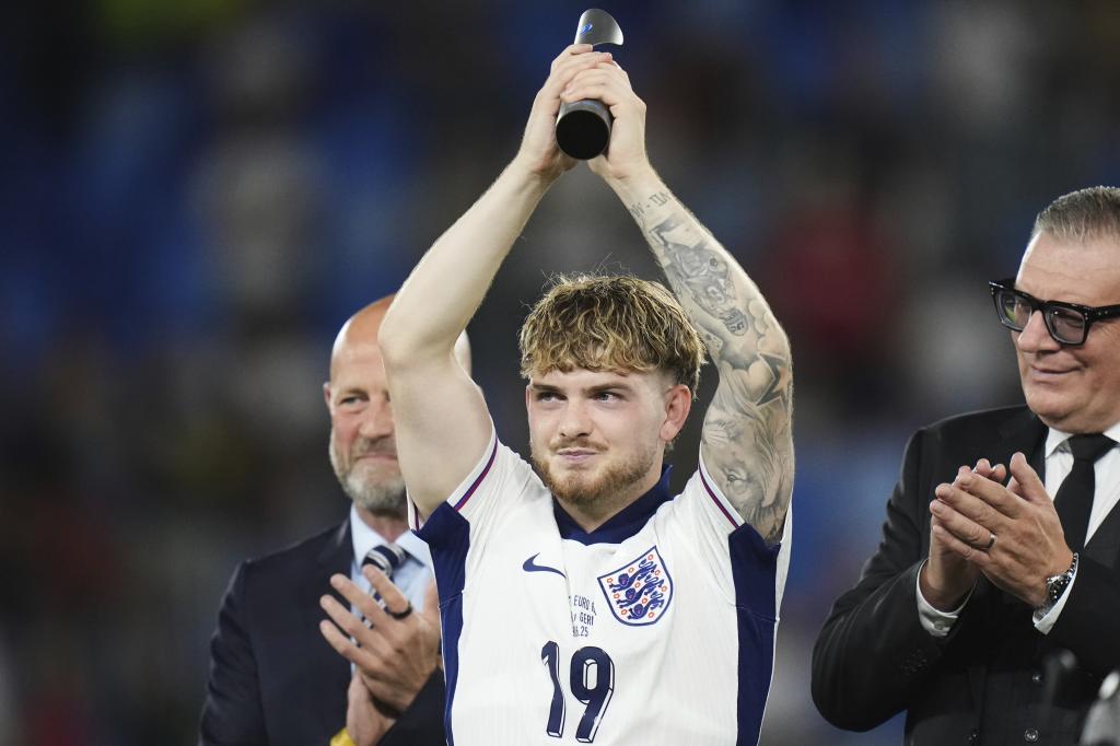 Harvey Elliot, levantando el premio a mejor jugador del Europeo sub 21.