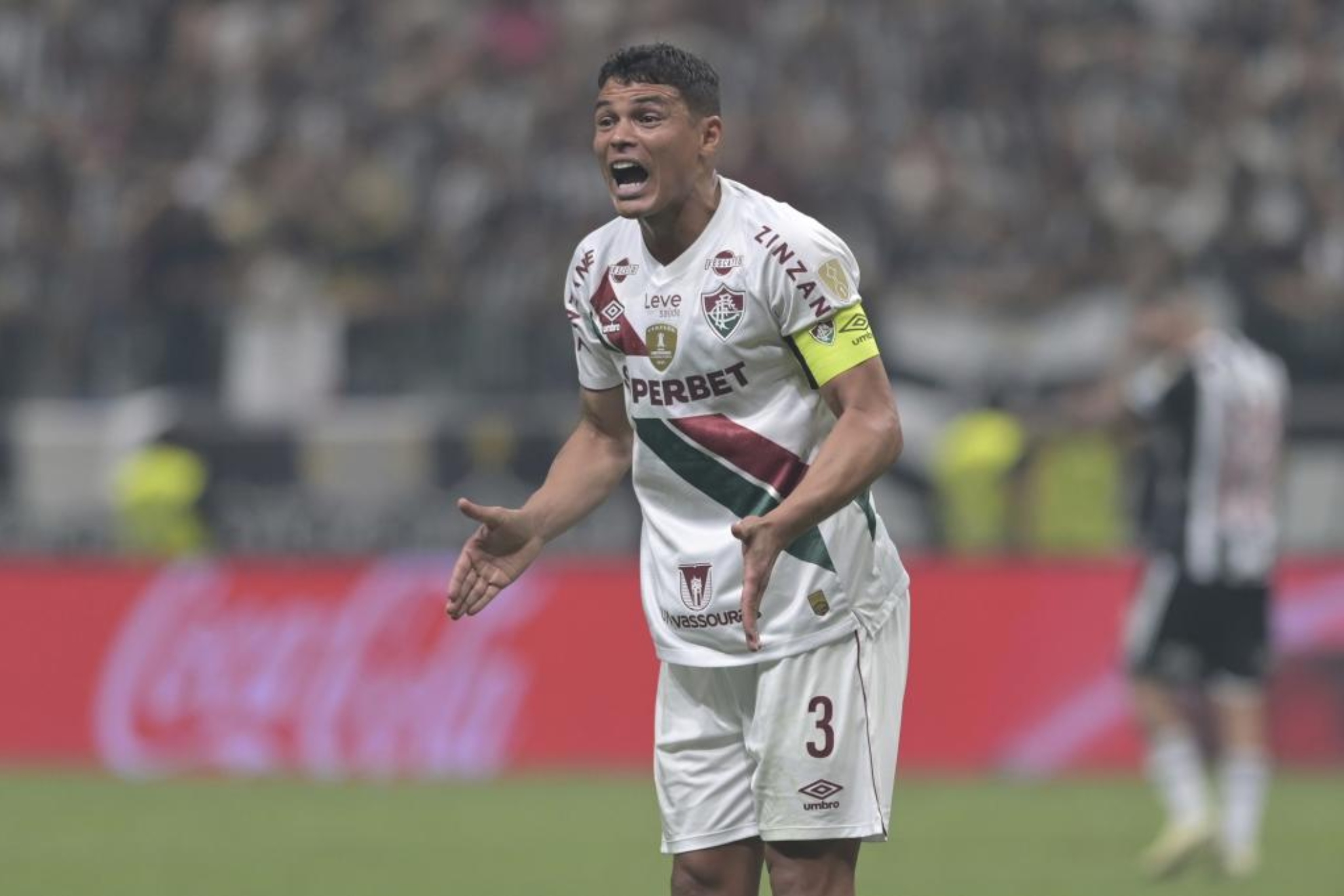 Thiago Silva da indicaciones a sus compañeros.