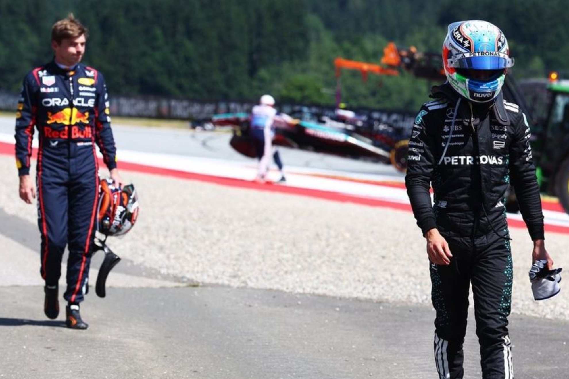 Antonelli, entristecido, tras el accidente con Verstappen.