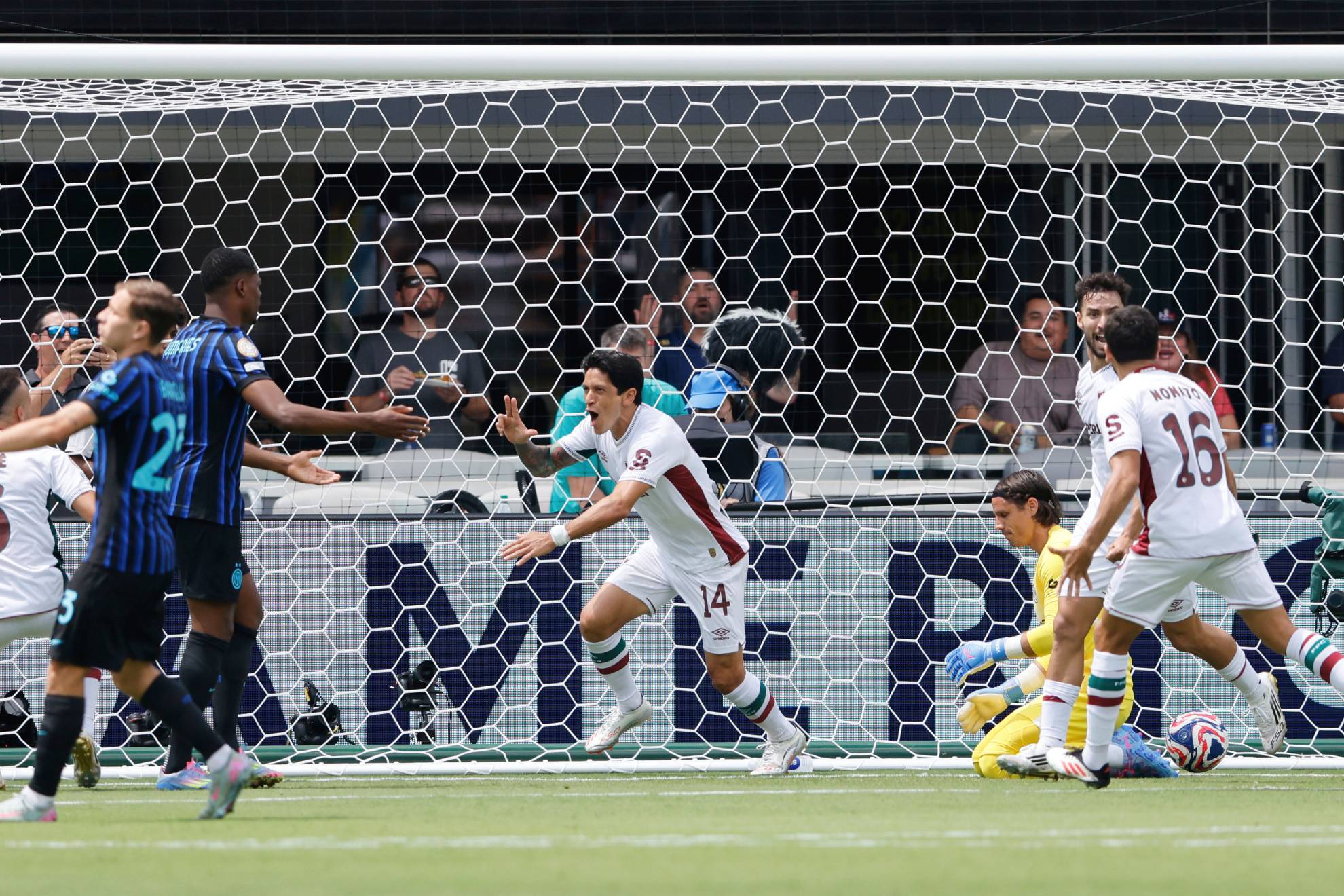 El delantero argentino Cano celebra su gol ante el Inter de Milán