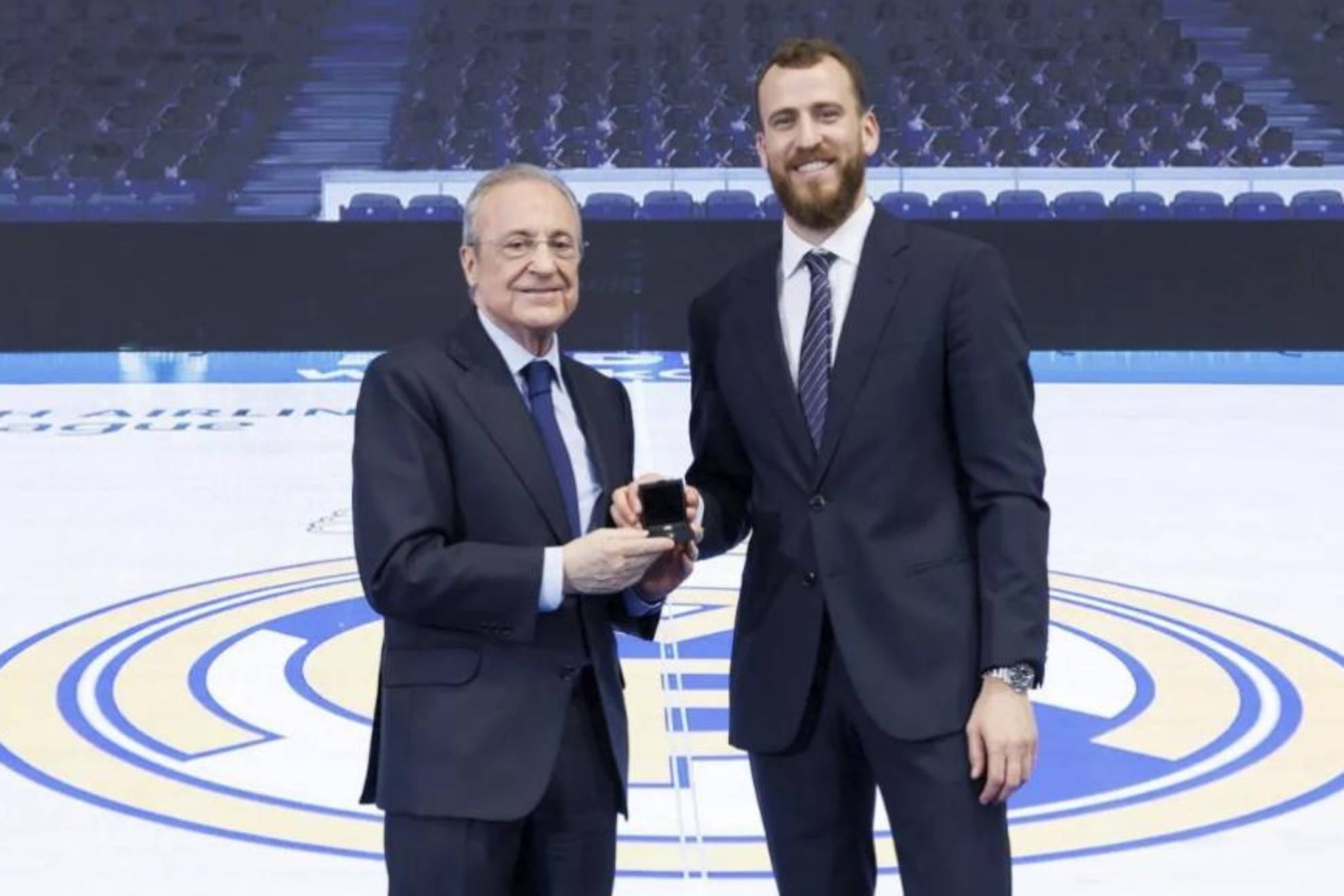 Sergio Rodríguez y Florentino Pérez, en el acto de retirada del base.