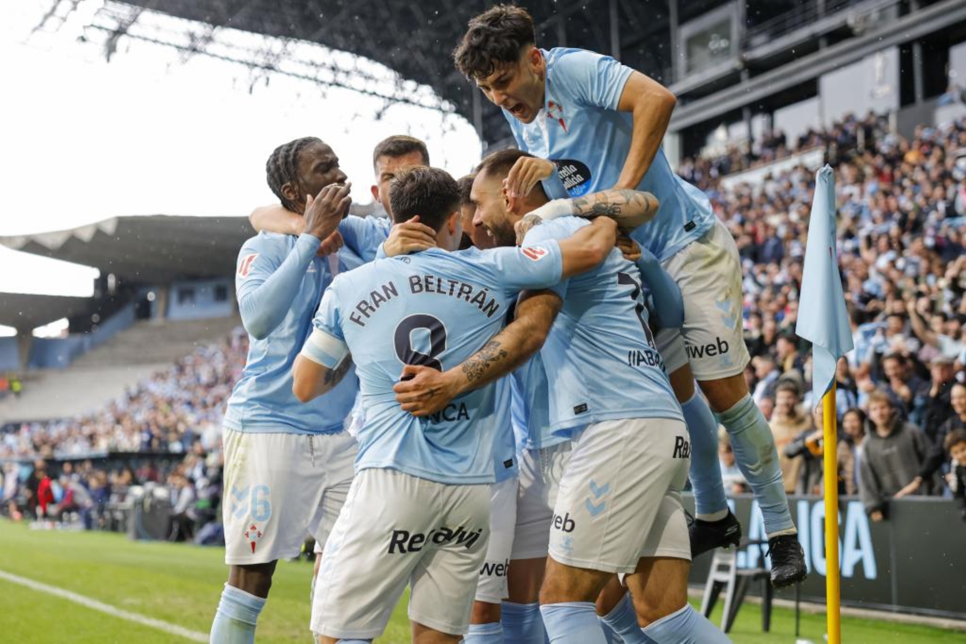 Los jugadores del Celta celebran un gol.