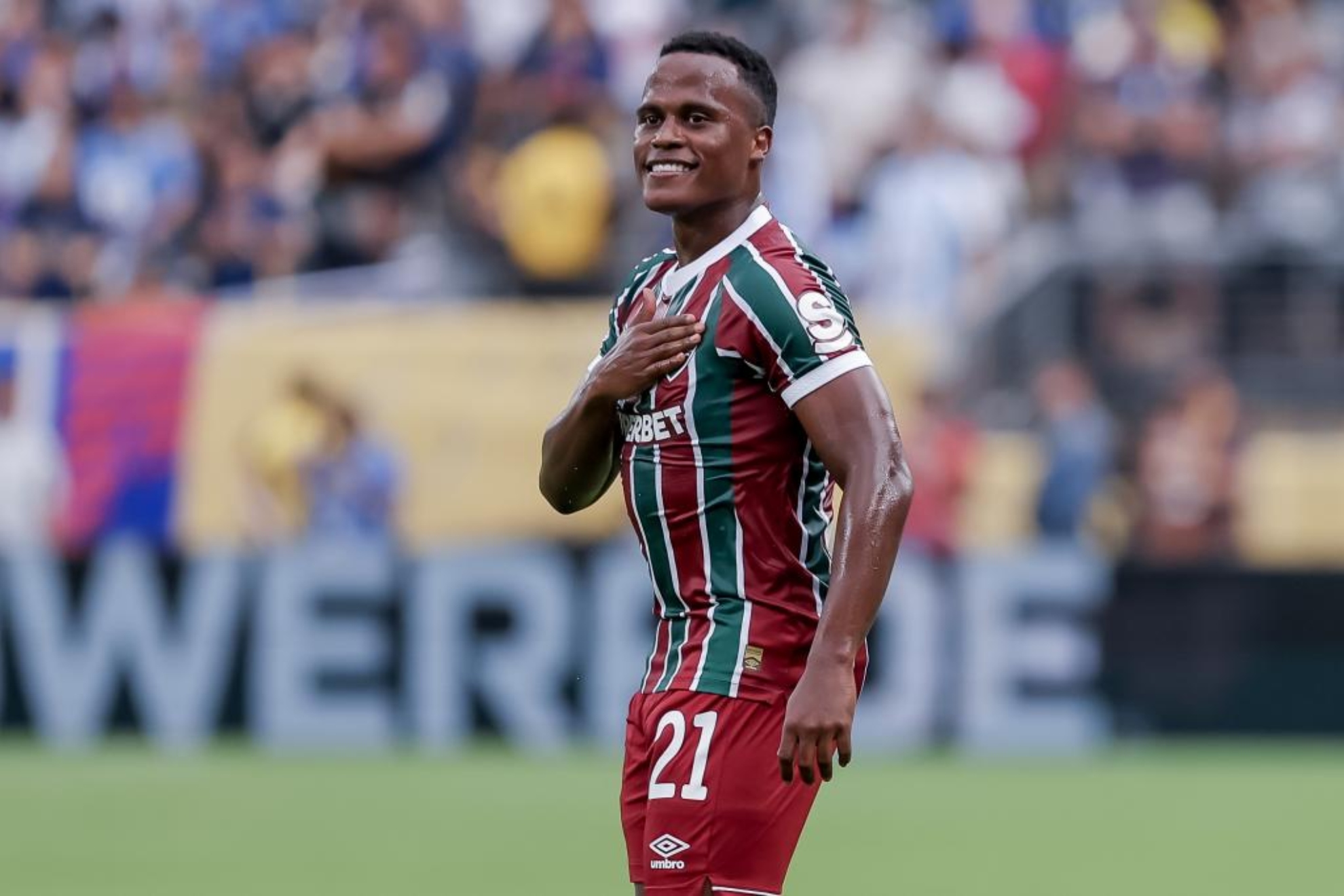 Jhon Arias celebra su gol tocándose el escudo de Fluminense.