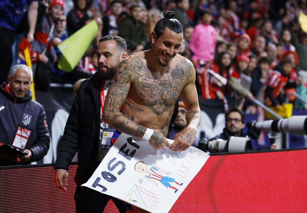 Giménez recogiendo un regalo de un aficionado.