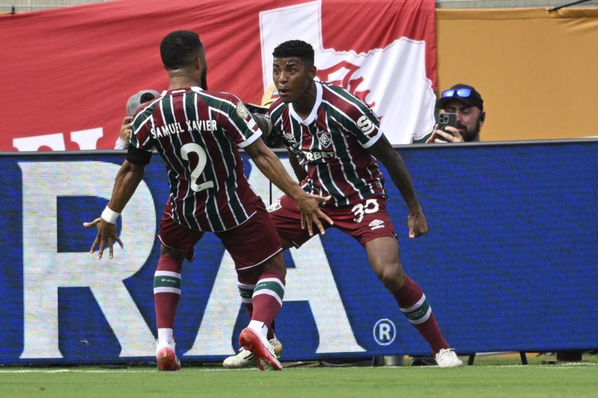 Samuel Xavier (7,3 millones) y Hércules (7,4) celebra un gol de Fluminense.